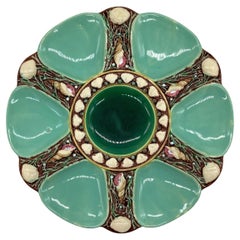 Assiette à huîtres en majolique de Minton vert écume de mer, coquillages et algues, datée de 1874