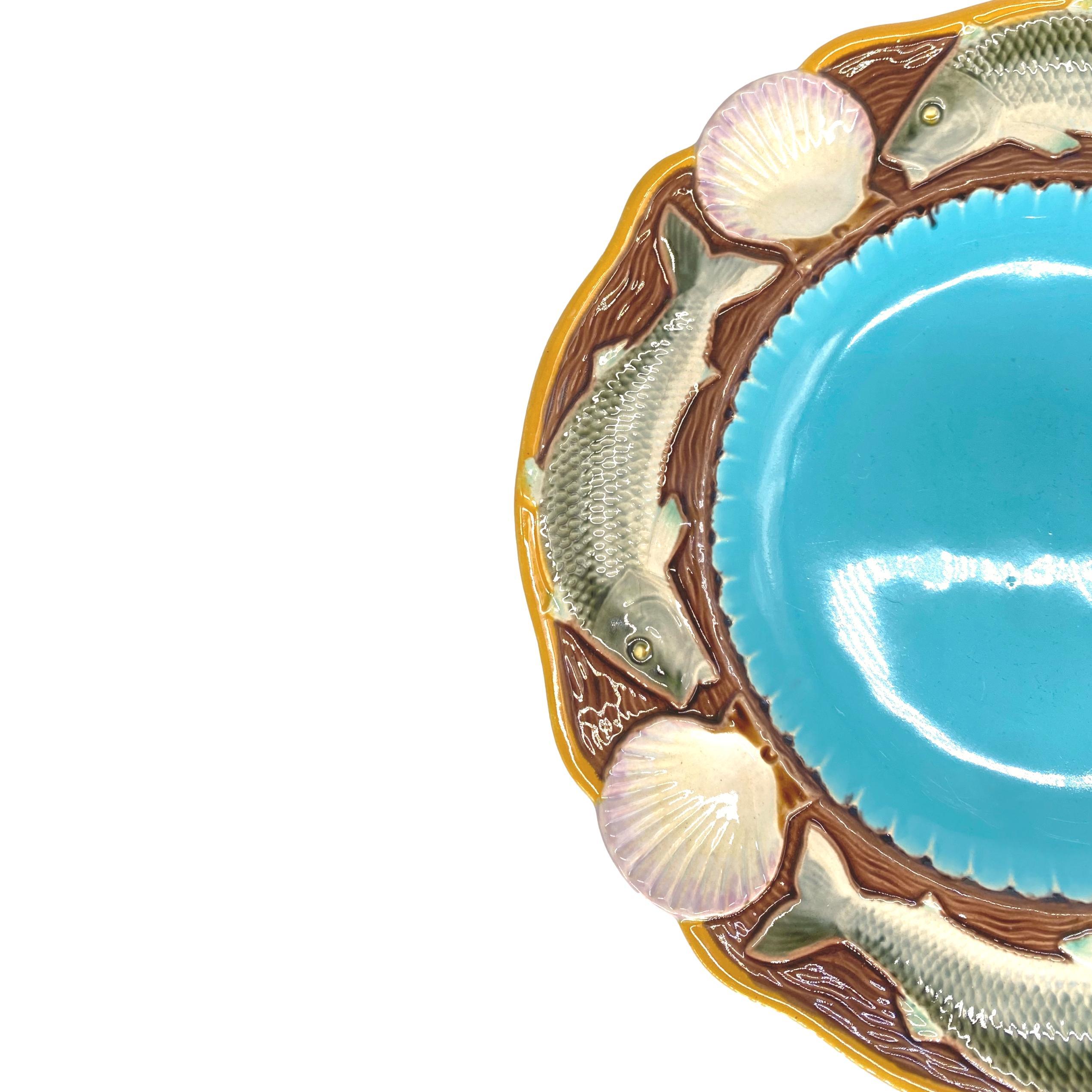 Assiette à fruits de mer en majolique de Minton avec poissons et coquillages, anglaise, datée de 1873, le centre festonné émaillé en turquoise, bordé de poissons et de coquilles Saint-Jacques émaillés de façon naturaliste et moulés en relief,