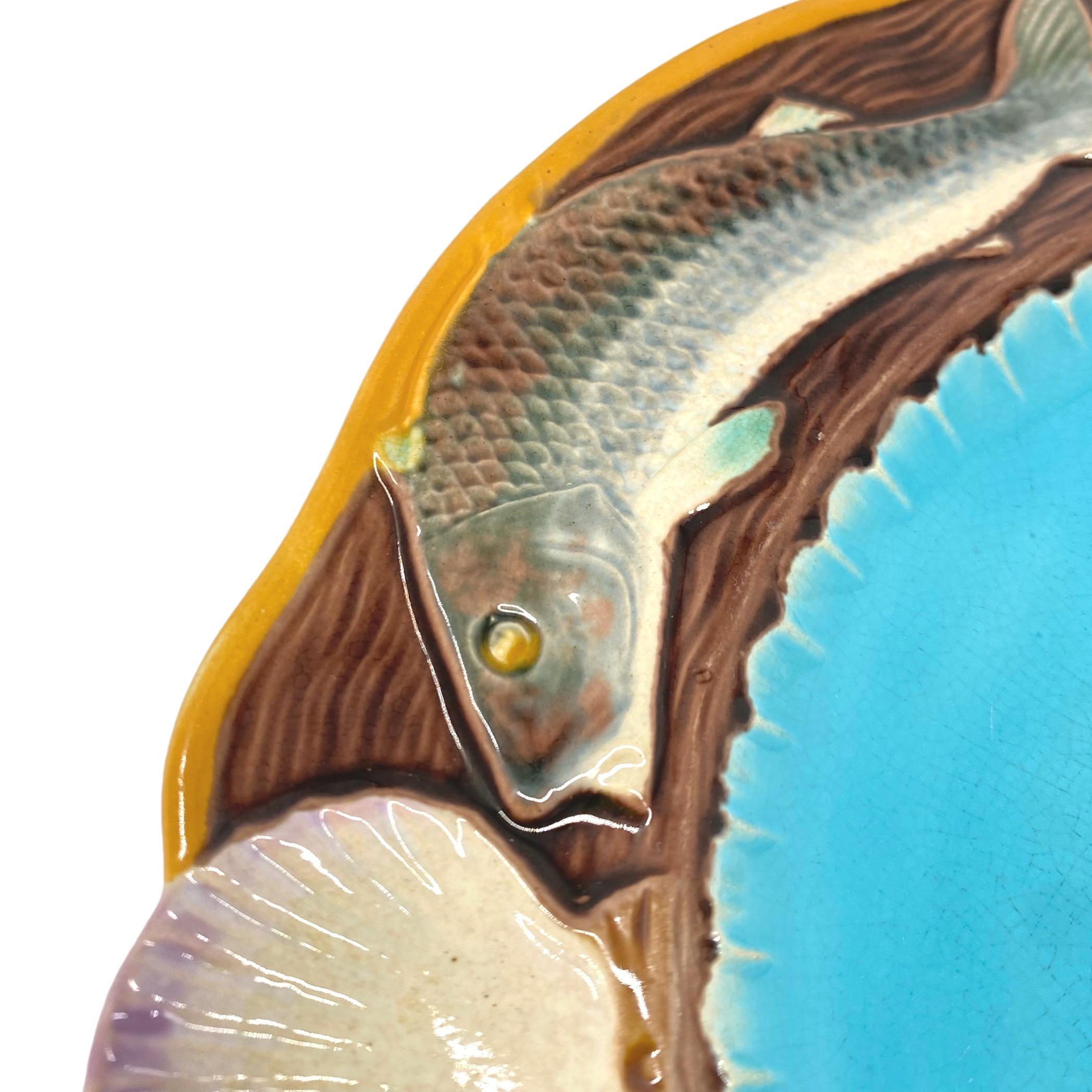 Victorien Assiette à fruits de mer en majolique de Minton avec poissons et coquillages, anglais, datée de 1873 en vente