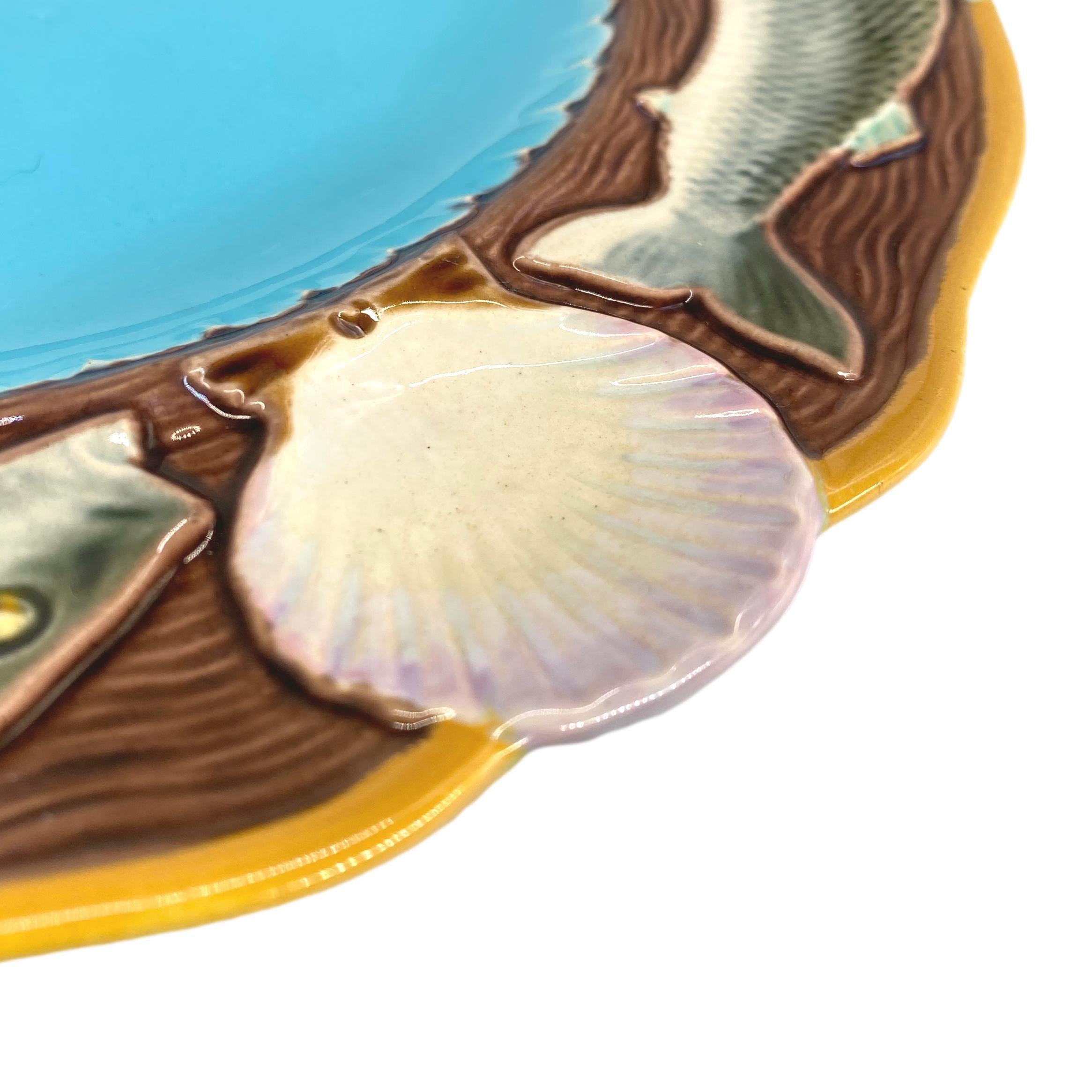 Victorien Assiette à fruits de mer en majolique de Minton avec poissons et coquillages, anglais, datée de 1873 en vente