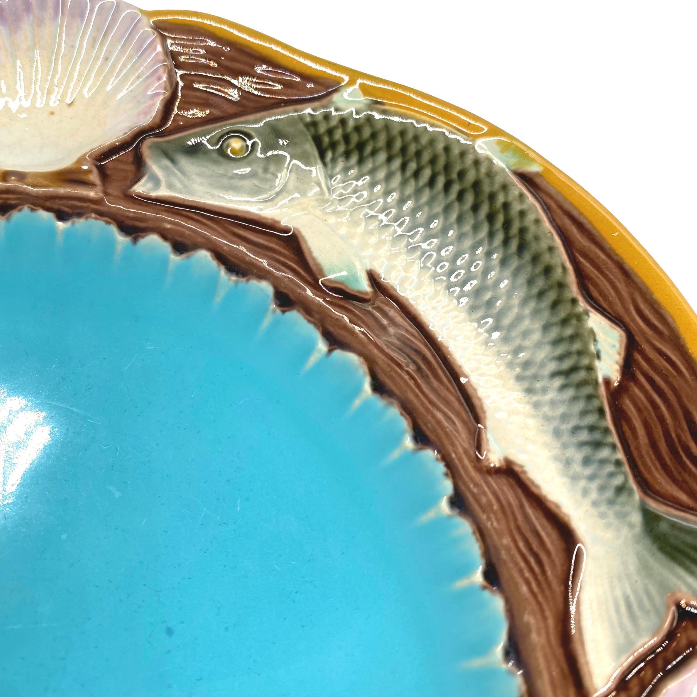 Anglais Assiette à fruits de mer en majolique de Minton avec poissons et coquillages, anglais, datée de 1873 en vente