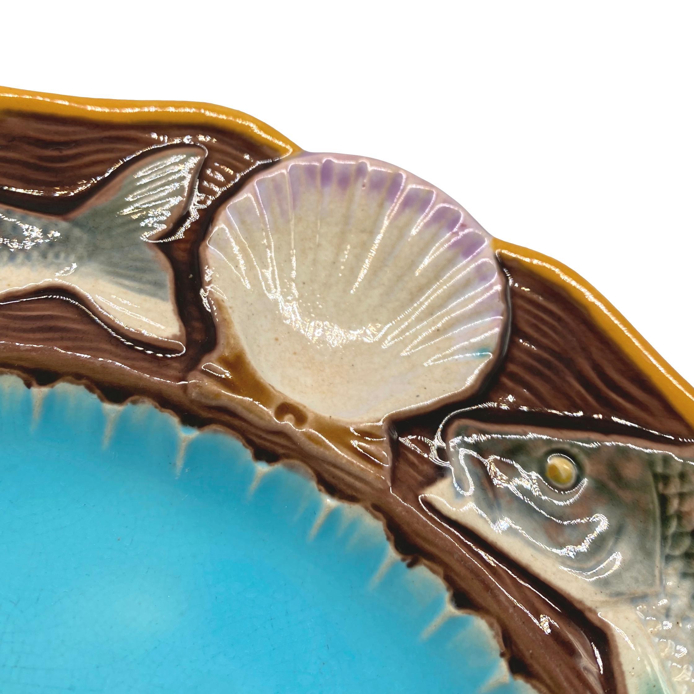 Moulé Assiette à fruits de mer en majolique de Minton avec poissons et coquillages, anglais, datée de 1873 en vente