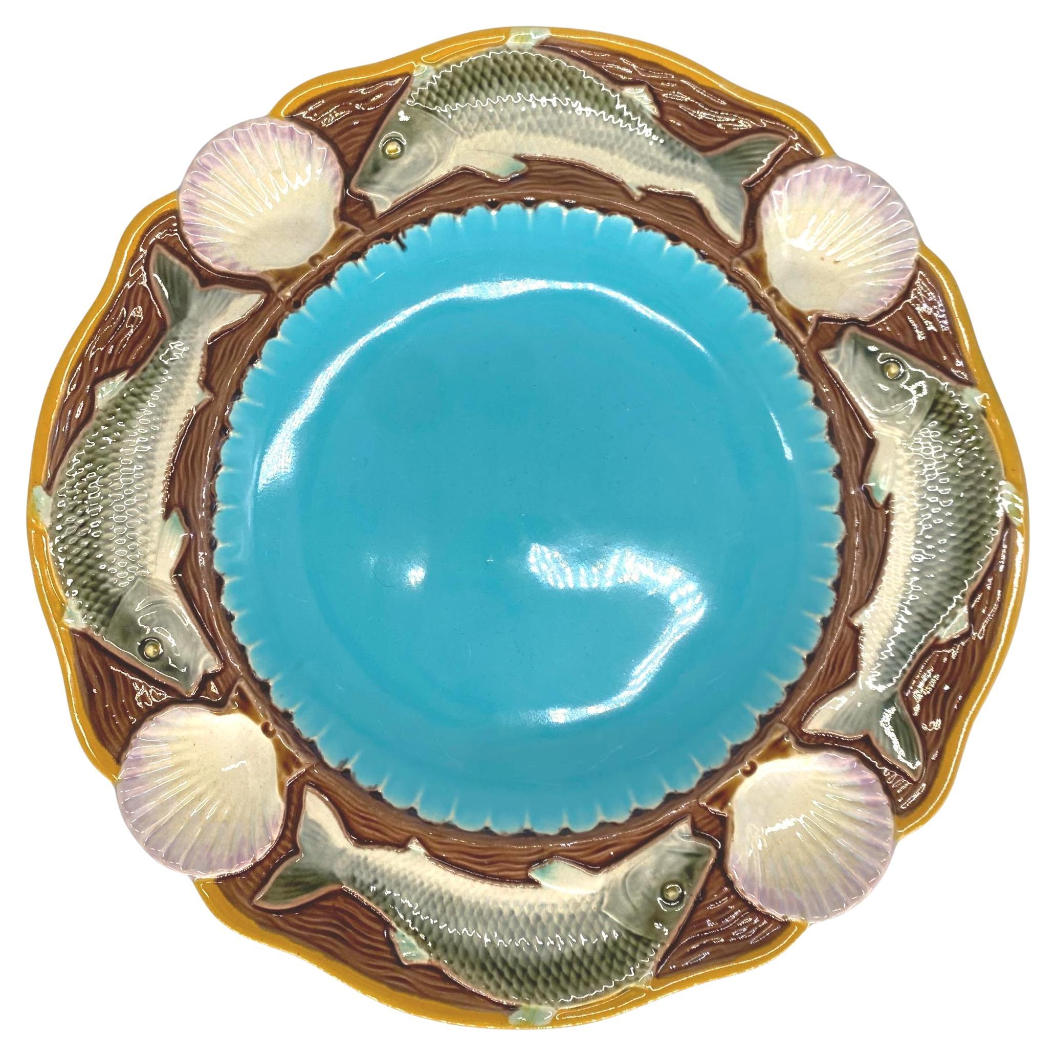 Assiette à fruits de mer en majolique de Minton avec poissons et coquillages, anglais, datée de 1873