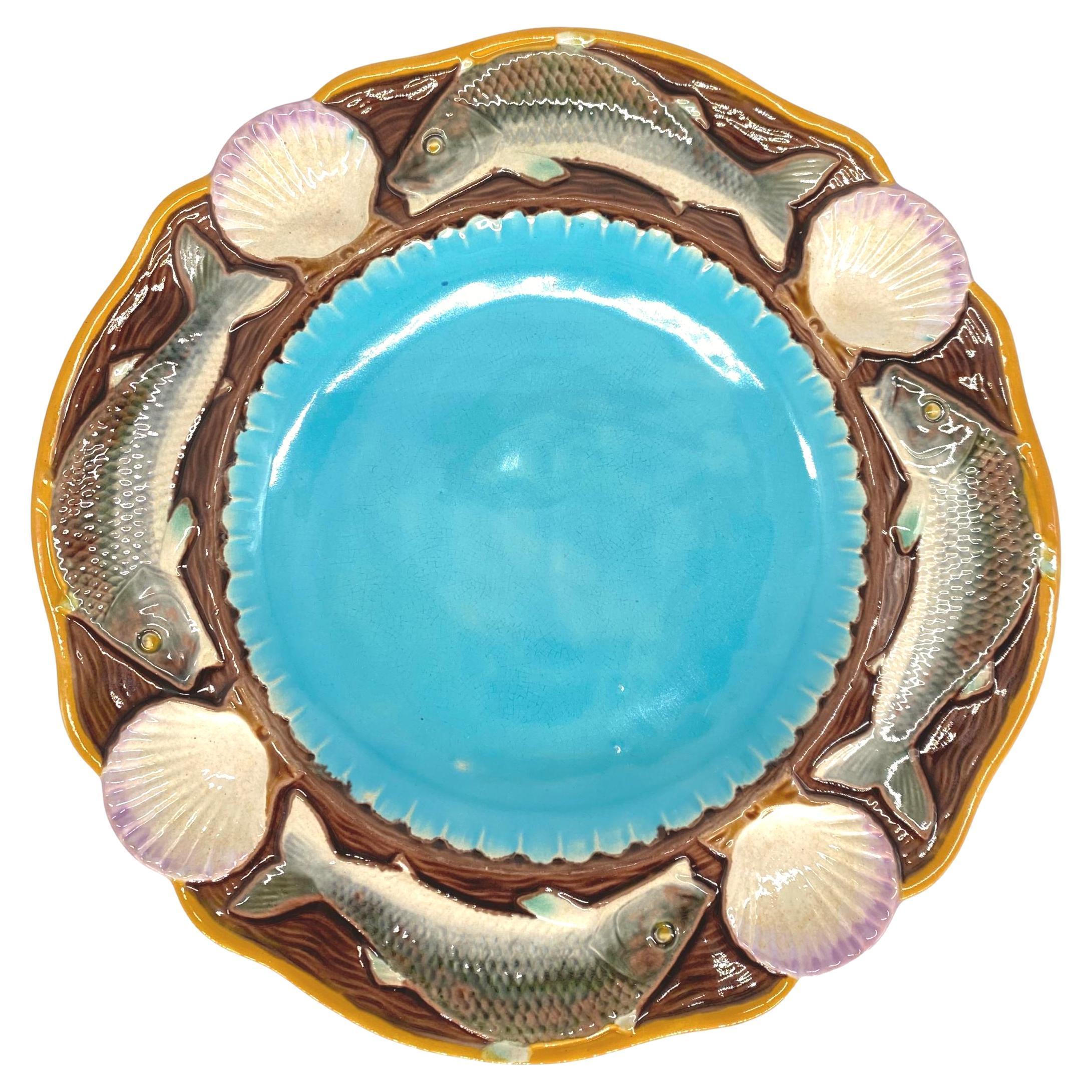 Plato de marisco de mayólica Minton con pescado y conchas, inglés, fechado en 1873