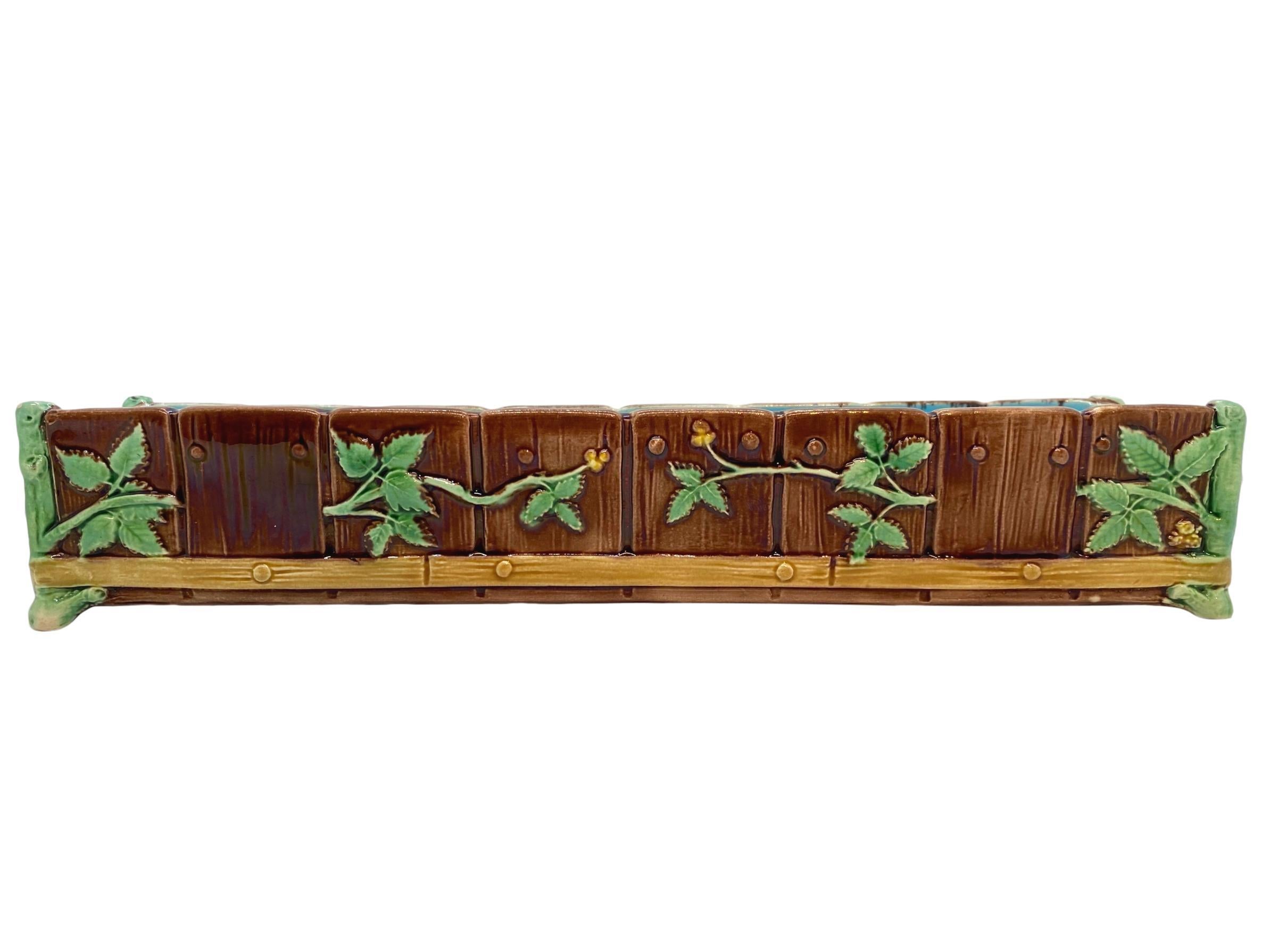 Kleine Jardiniere aus Minton-Majolika, realistisch geformt als simulierter Wassertrog, bestehend aus falschen Holzstäben und -pflöcken, überlagert von knospenden Hawthrone-Zweigen, die Ecken als moosbewachsene Pfosten geformt, in der Nähe des