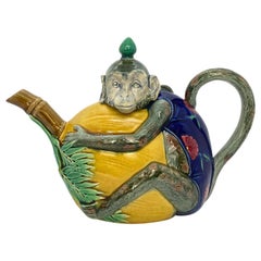 Théière en majolique de Minton, singe magnifiquement émaillé avec une noix de coco, datée de 1874