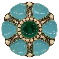 Assiette à huîtres en majolique de Minton à fond turquoise, coquillages et algues, datée de 1873