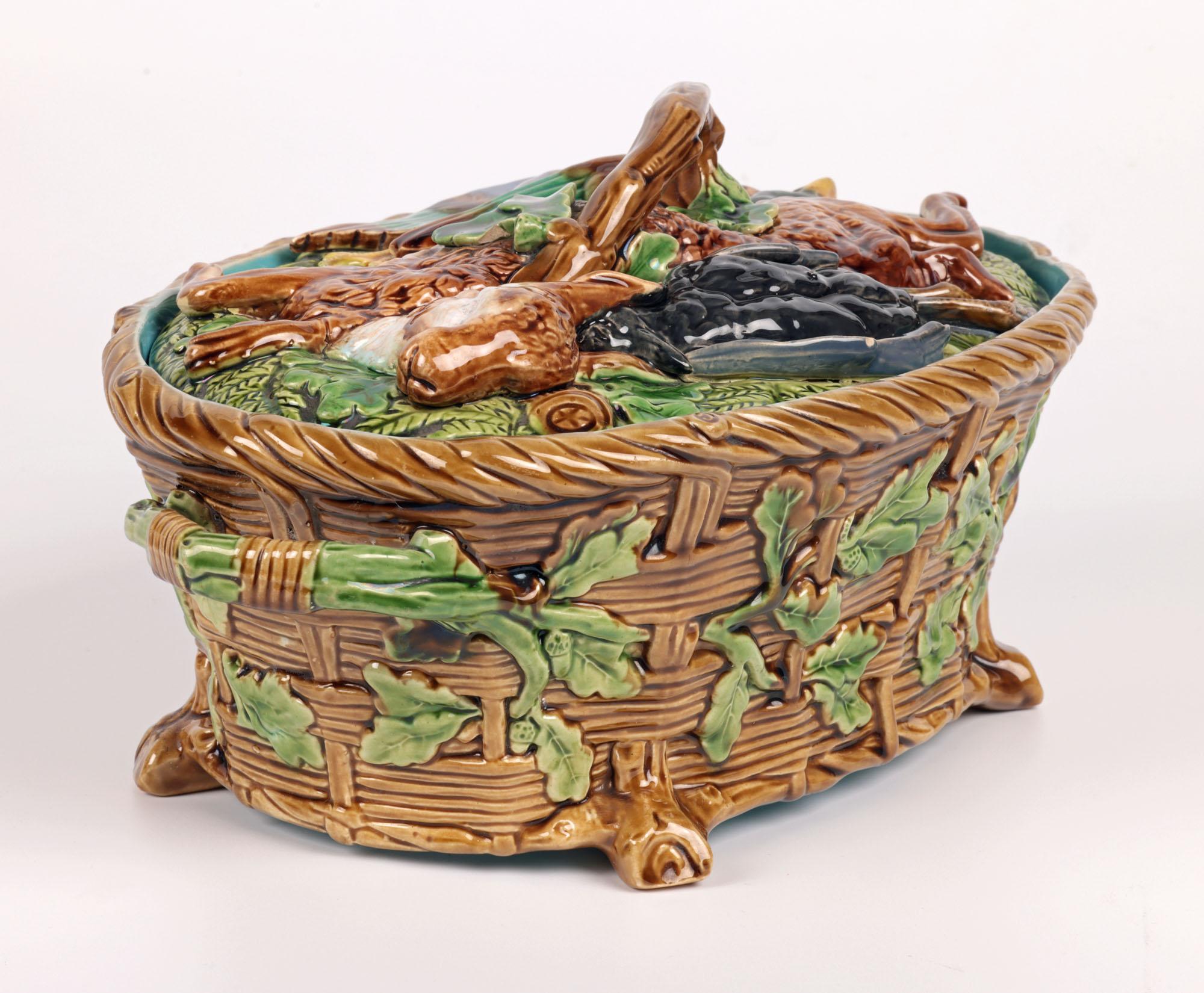 Minton Majolica Double Handled Game Pie Dish & Cover (Plat à tarte et couvercle) en vente 6