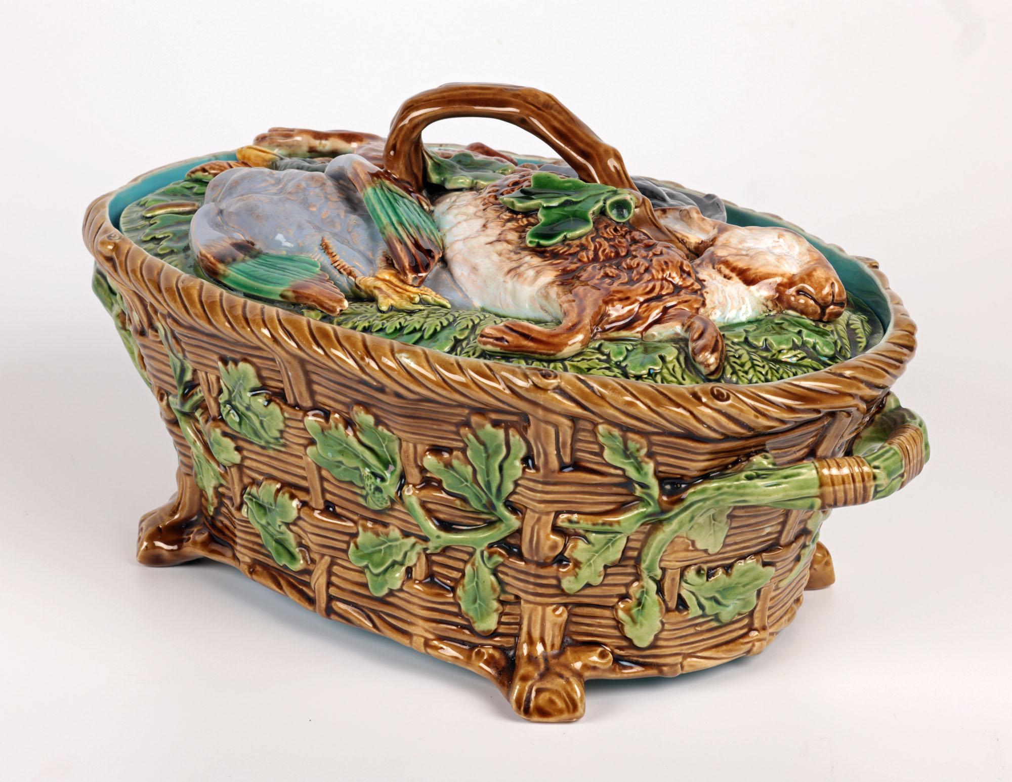 Plato y Tapa de Juego de Minton Majolica con Dos Asas en Bueno estado para la venta en Bishop's Stortford, Hertfordshire