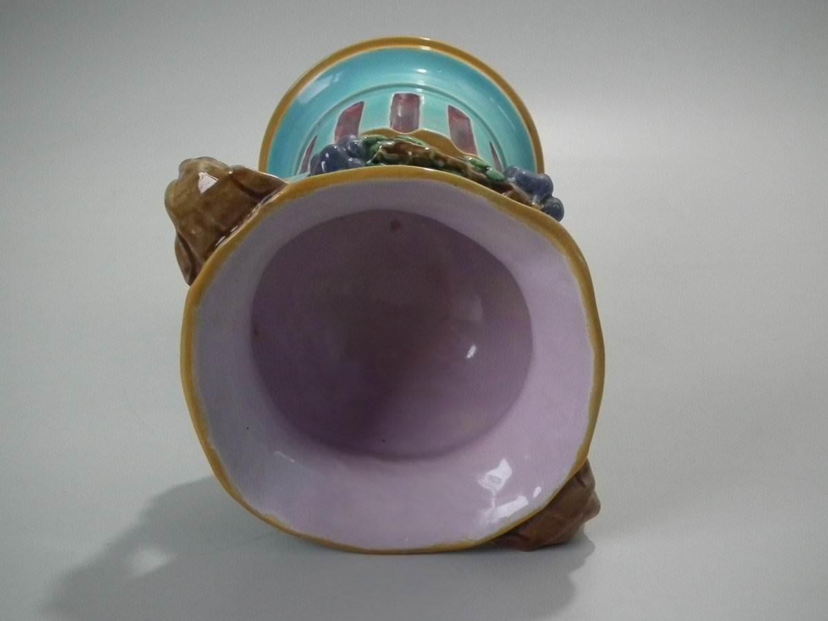Vaso in maiolica Minton a due manici su piedistallo in vendita 9