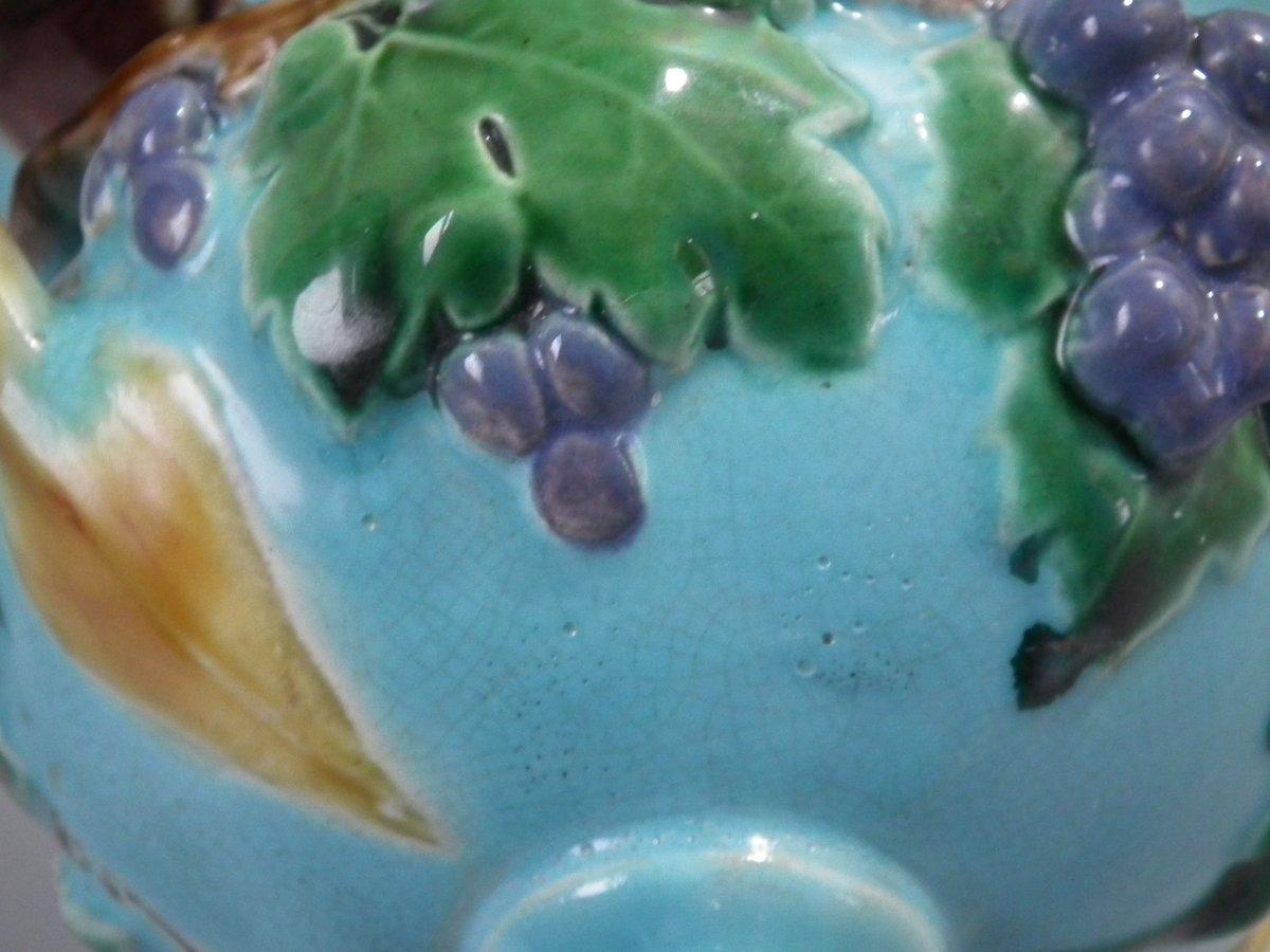 Vaso in maiolica Minton a due manici su piedistallo in vendita 2
