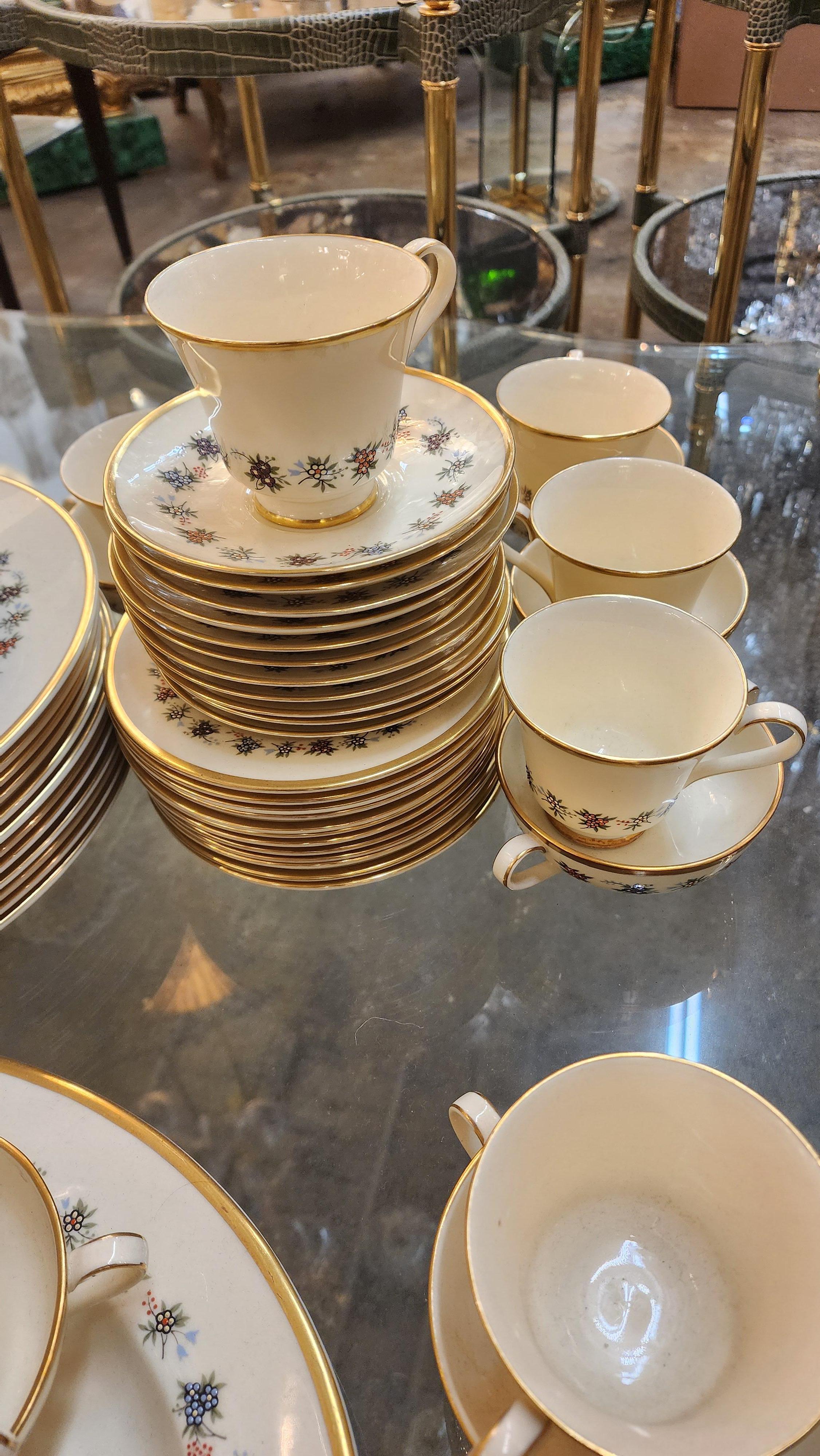Minton Mirabeau Bone China In Good Condition For Sale In Dallas, TX