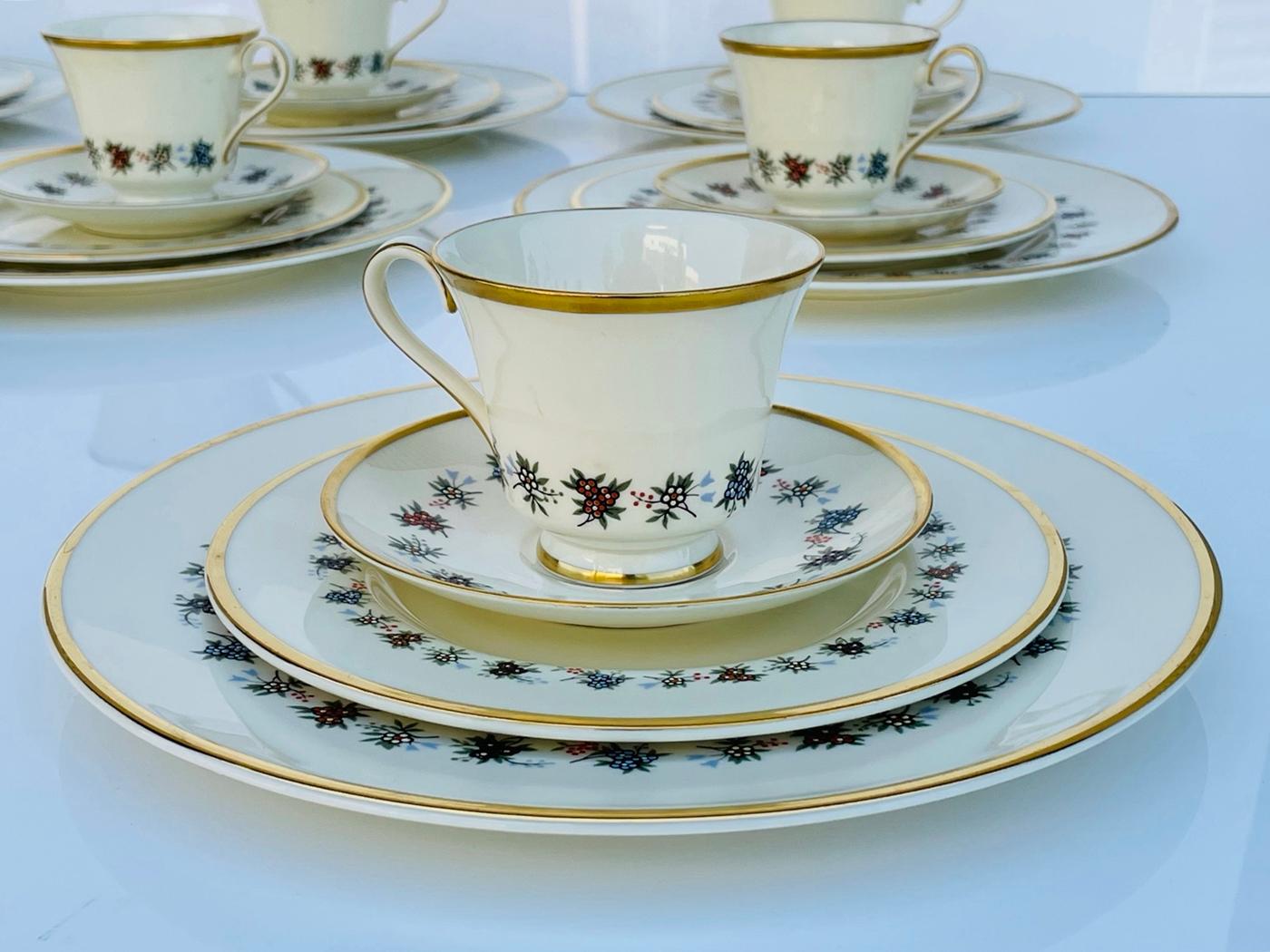 Minton Mirabeau Dining, Salad, Saucer Plates & Cups 8 In Good Condition For Sale In Los Angeles, CA