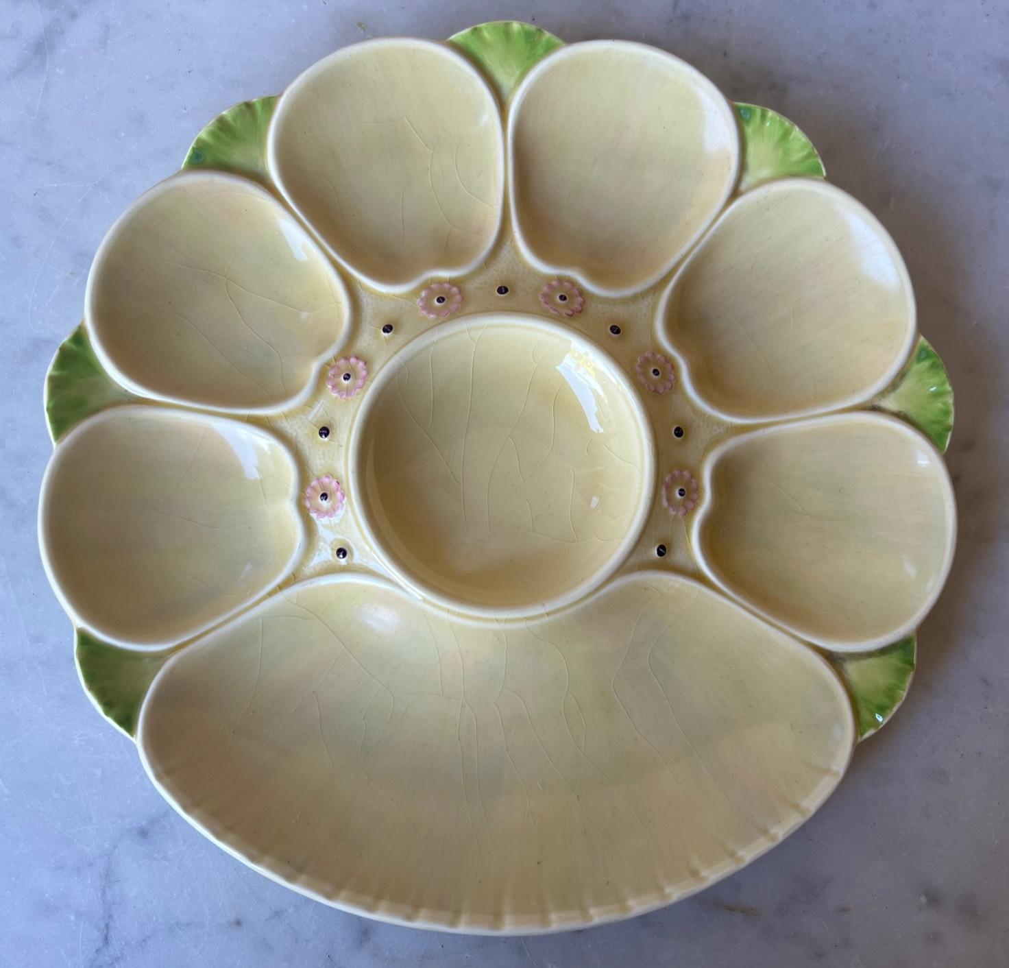 Minton Oyster Plate Cream With Pink Flowers, Circa 1900 In Good Condition For Sale In Ross, CA