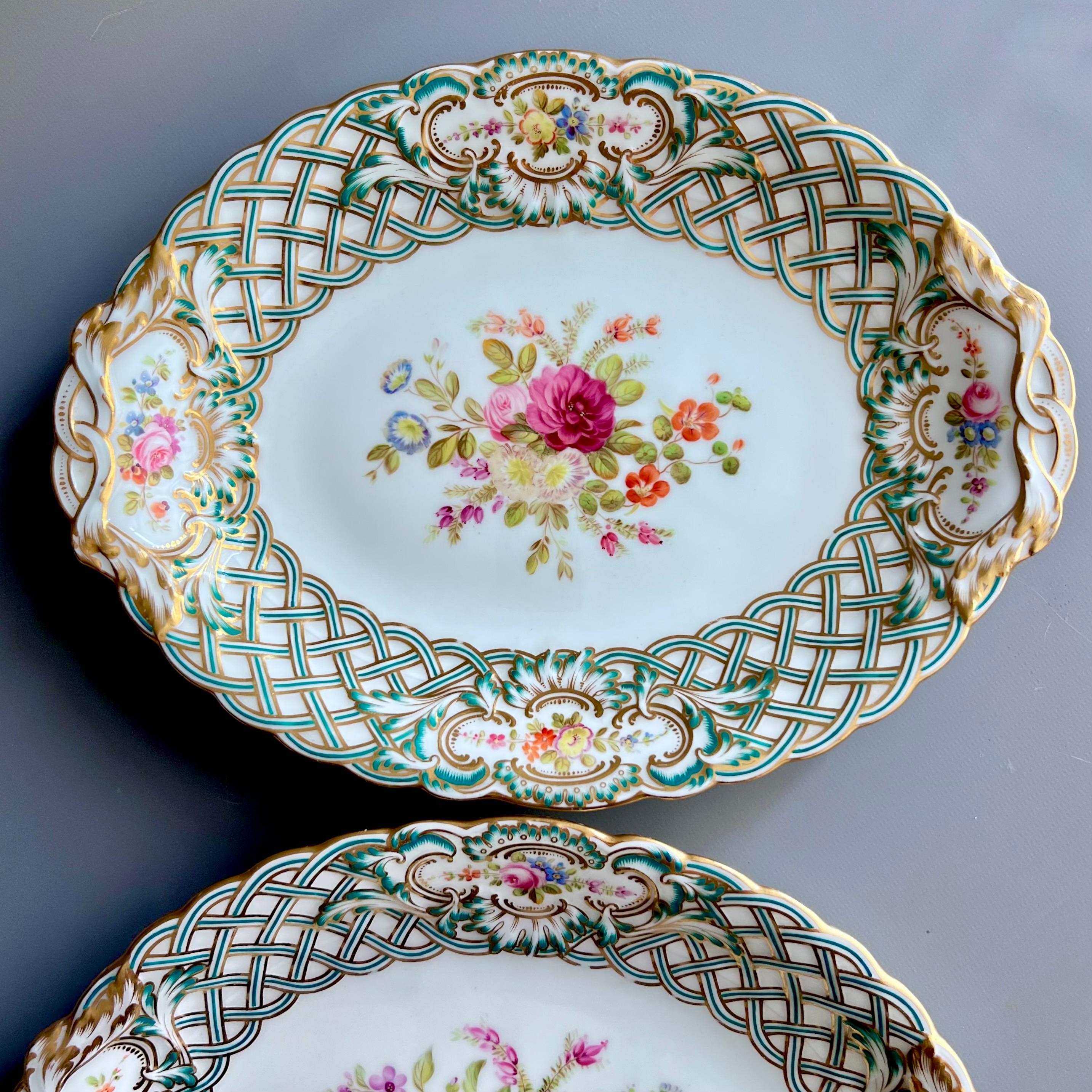 Pareja de platos ovalados Minton, Newcastle en relieve, Flores J. Bancroft, 1857 Victoriano en venta