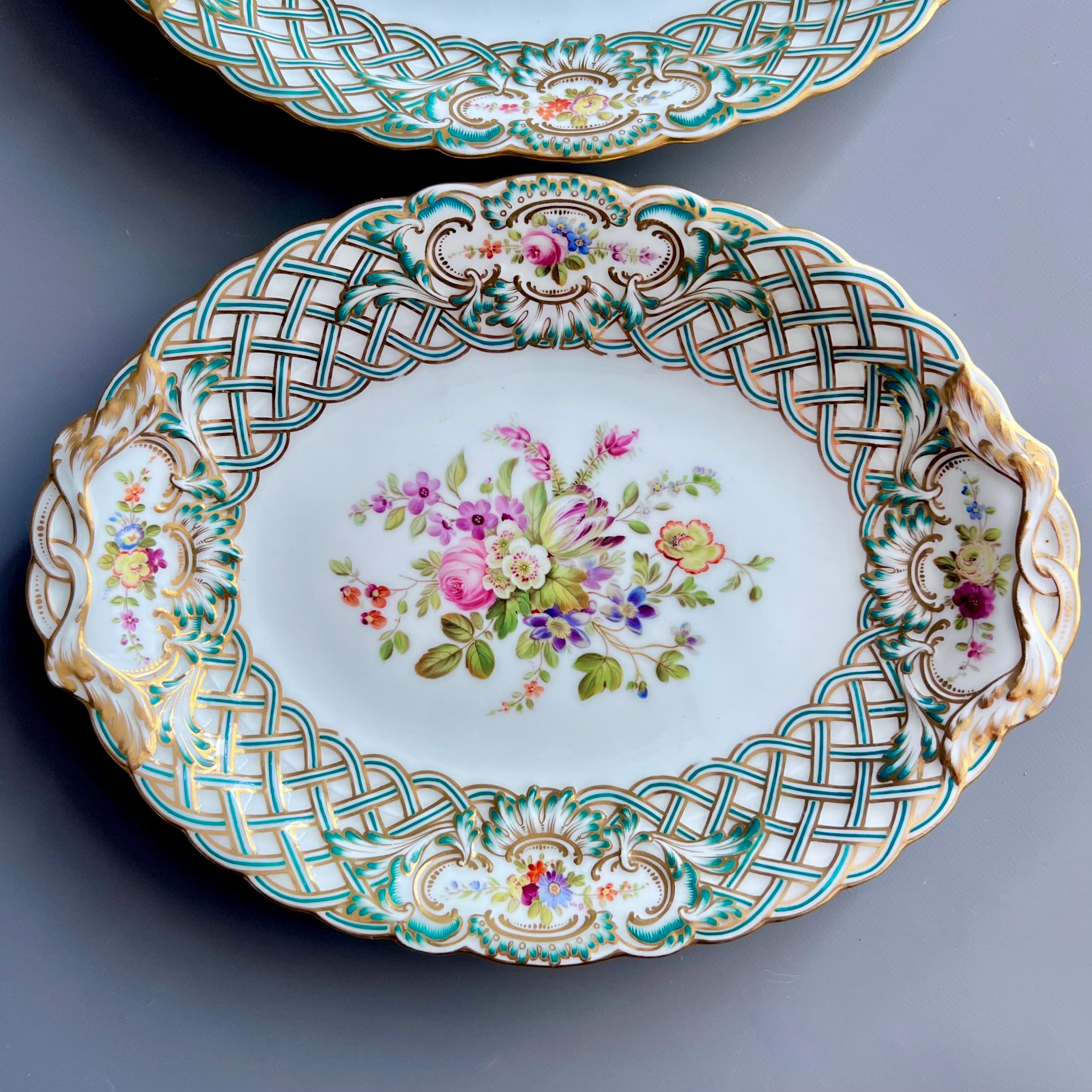 Pareja de platos ovalados Minton, Newcastle en relieve, Flores J. Bancroft, 1857 Inglés en venta
