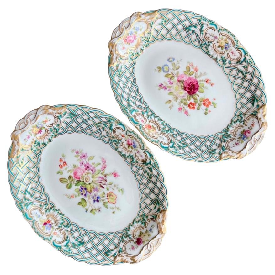 Pareja de platos ovalados Minton, Newcastle en relieve, Flores J. Bancroft, 1857