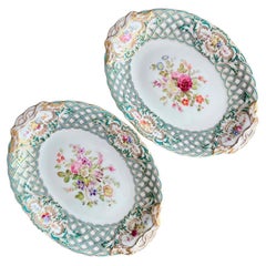 Paire de plats ovales Minton, embossés Newcastle, fleurs J. Bancroft, 1857