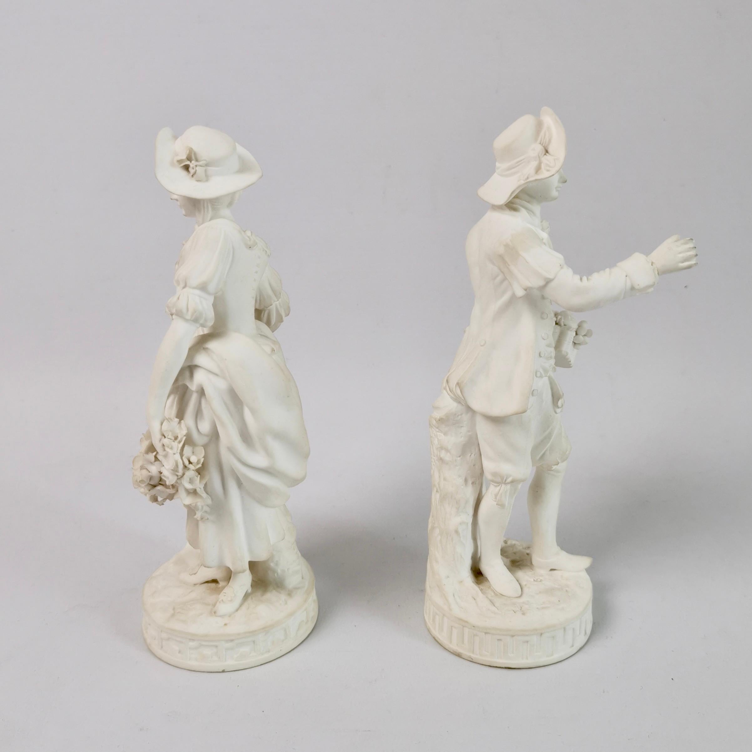 Minton, Paar weiße Biskuitfiguren einer Gärtnerin und einer Dame, um 1835 (Viktorianisch) im Angebot