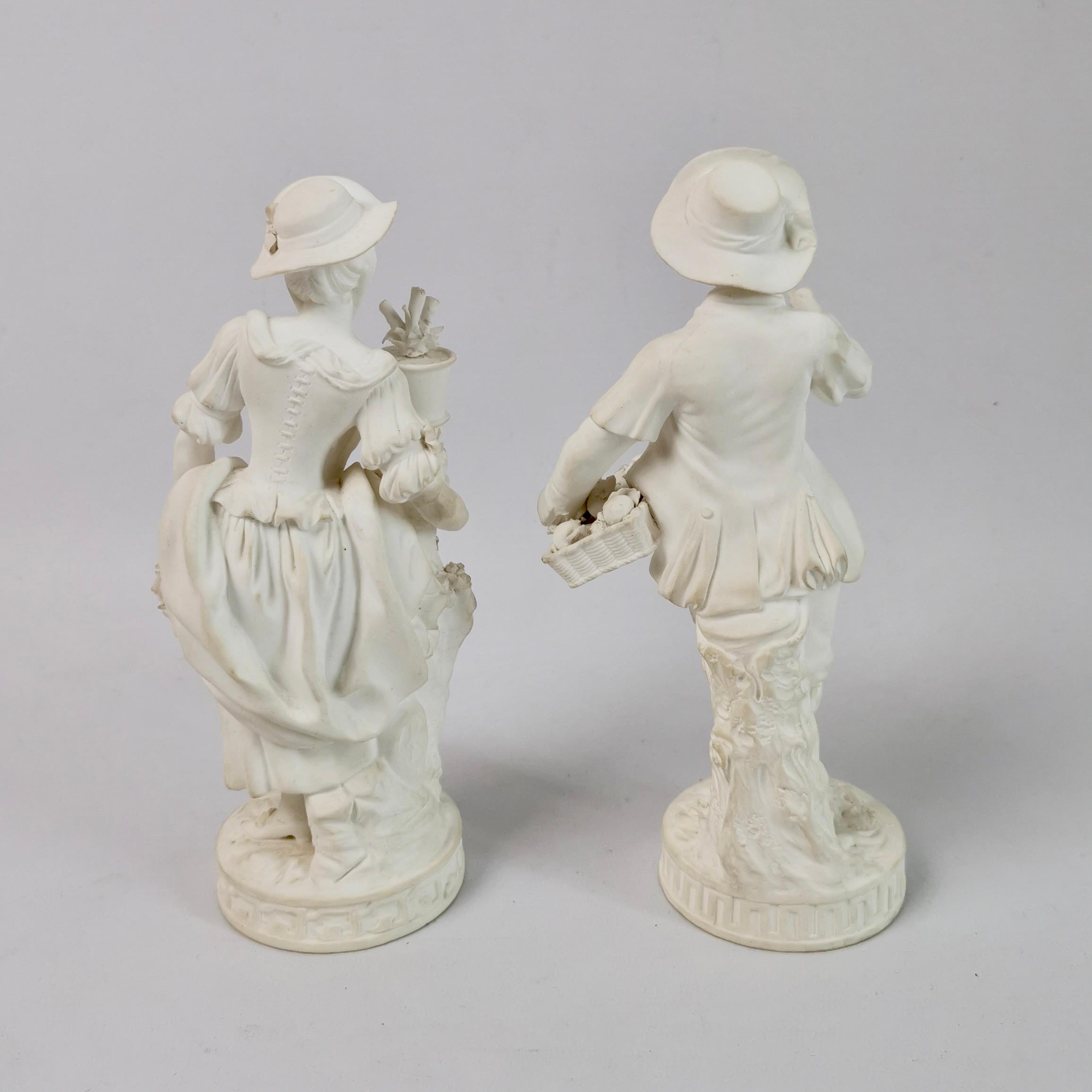 Minton, Paar weiße Biskuitfiguren einer Gärtnerin und einer Dame, um 1835 (Englisch) im Angebot