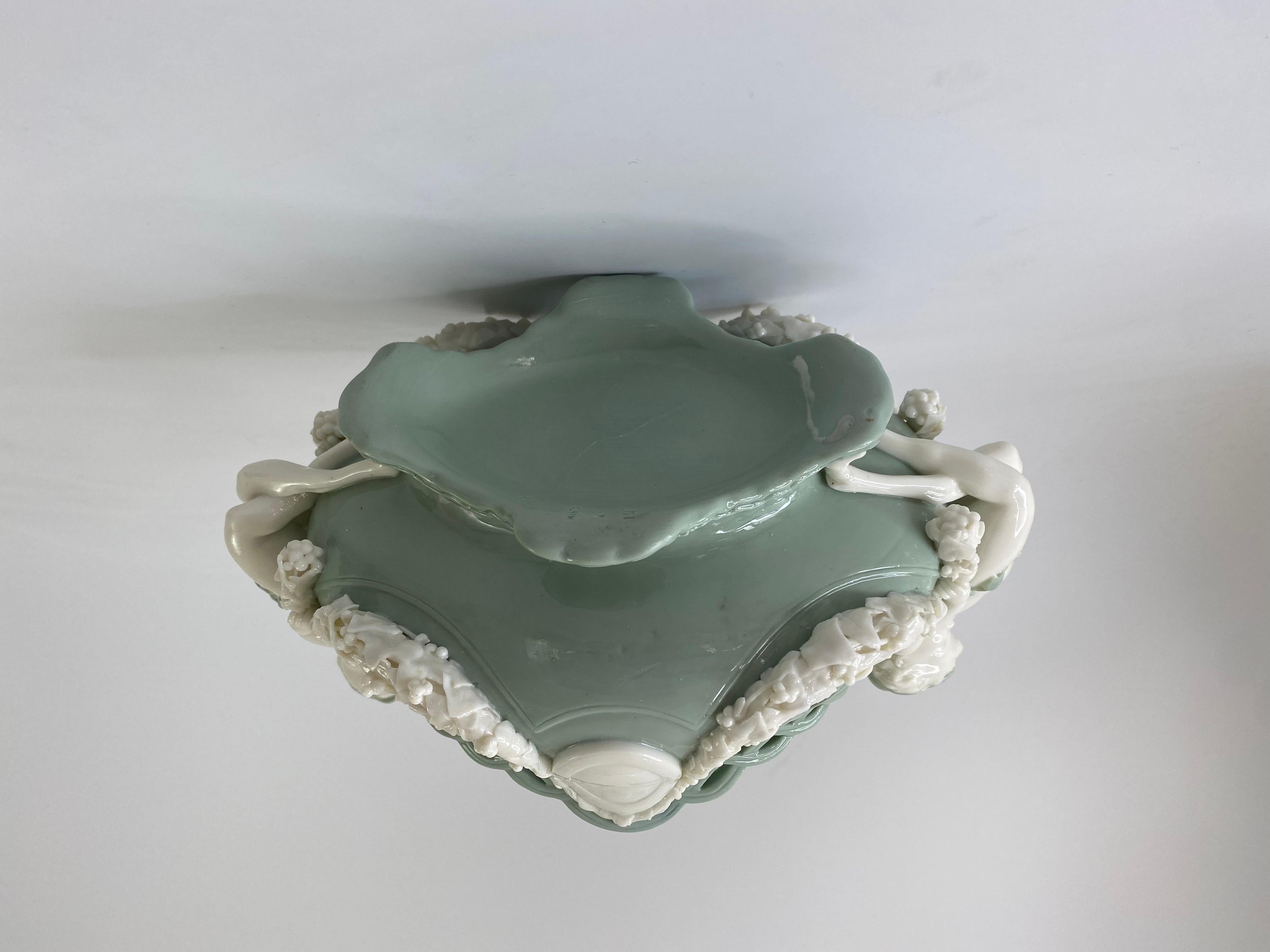 Milieu du XIXe siècle Panier en porcelaine Pate Sur Pate de Minton, daté de 1867 en vente