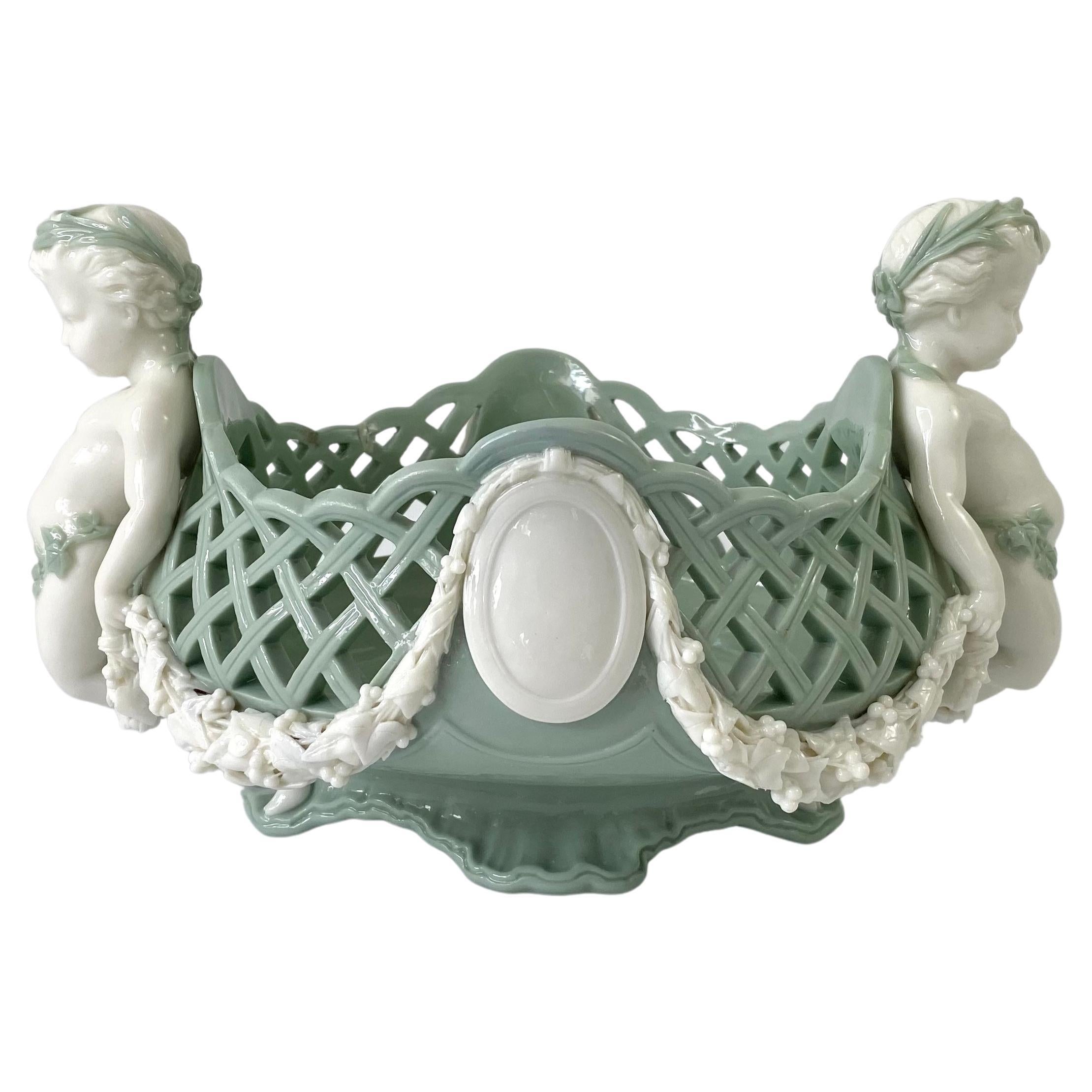 Panier en porcelaine Pate Sur Pate de Minton, daté de 1867 en vente