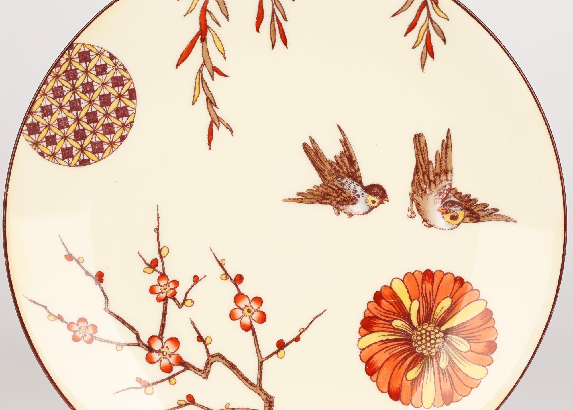Eine hervorragende und stilvolle Aesthetic Movement Minton Porzellan Kabinett Teller mit Vögeln, blühenden Weißdorn und andere Entwürfe verziert Christopher Dresser (British, 1834-1904) von 1880 zugeschrieben. 

Christopher Dresser war ein