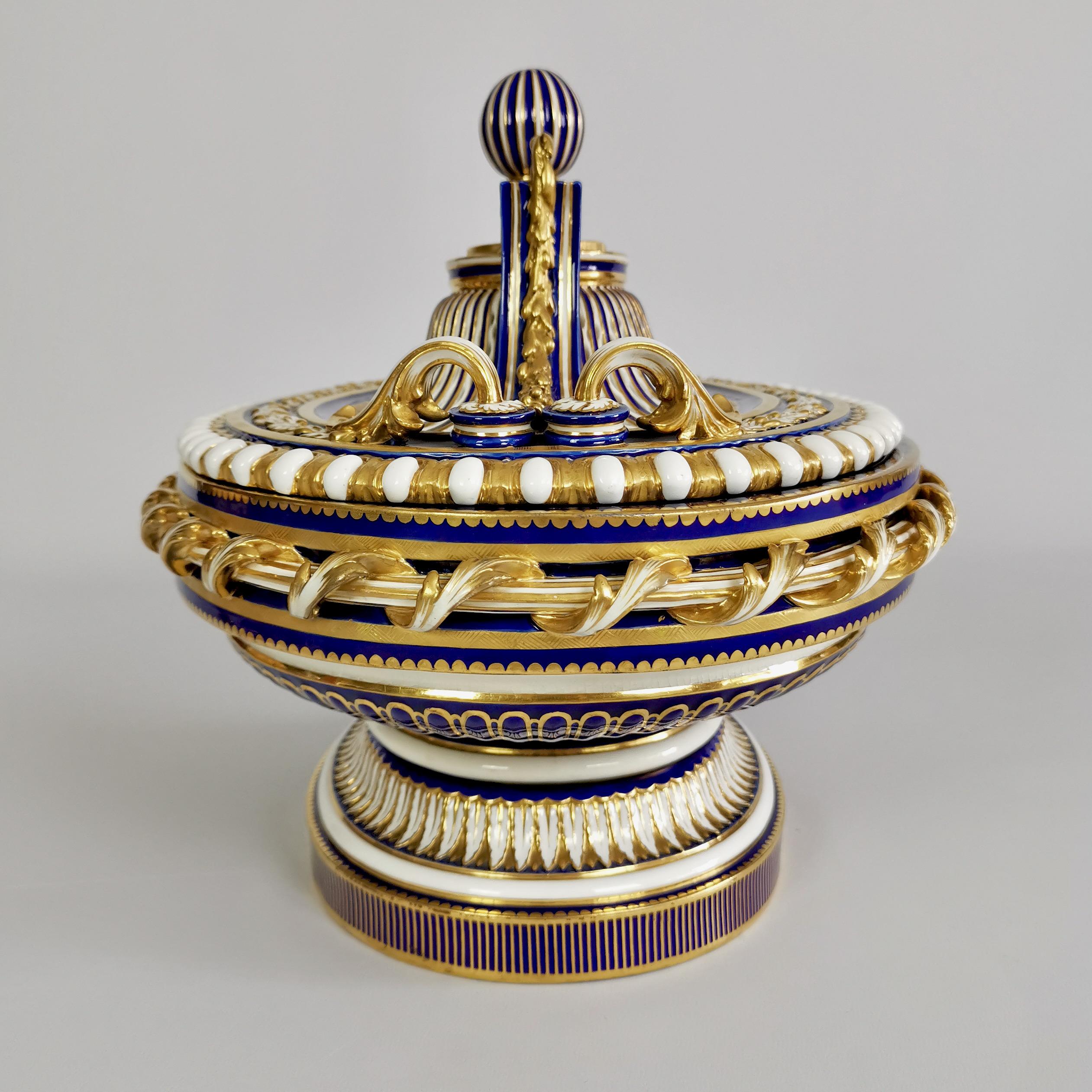 Minton-Porzellan-Mittelstück, Mazarine-blau mit Vergoldung, Svres-Stil, 1862-1870 (Viktorianisch) im Angebot