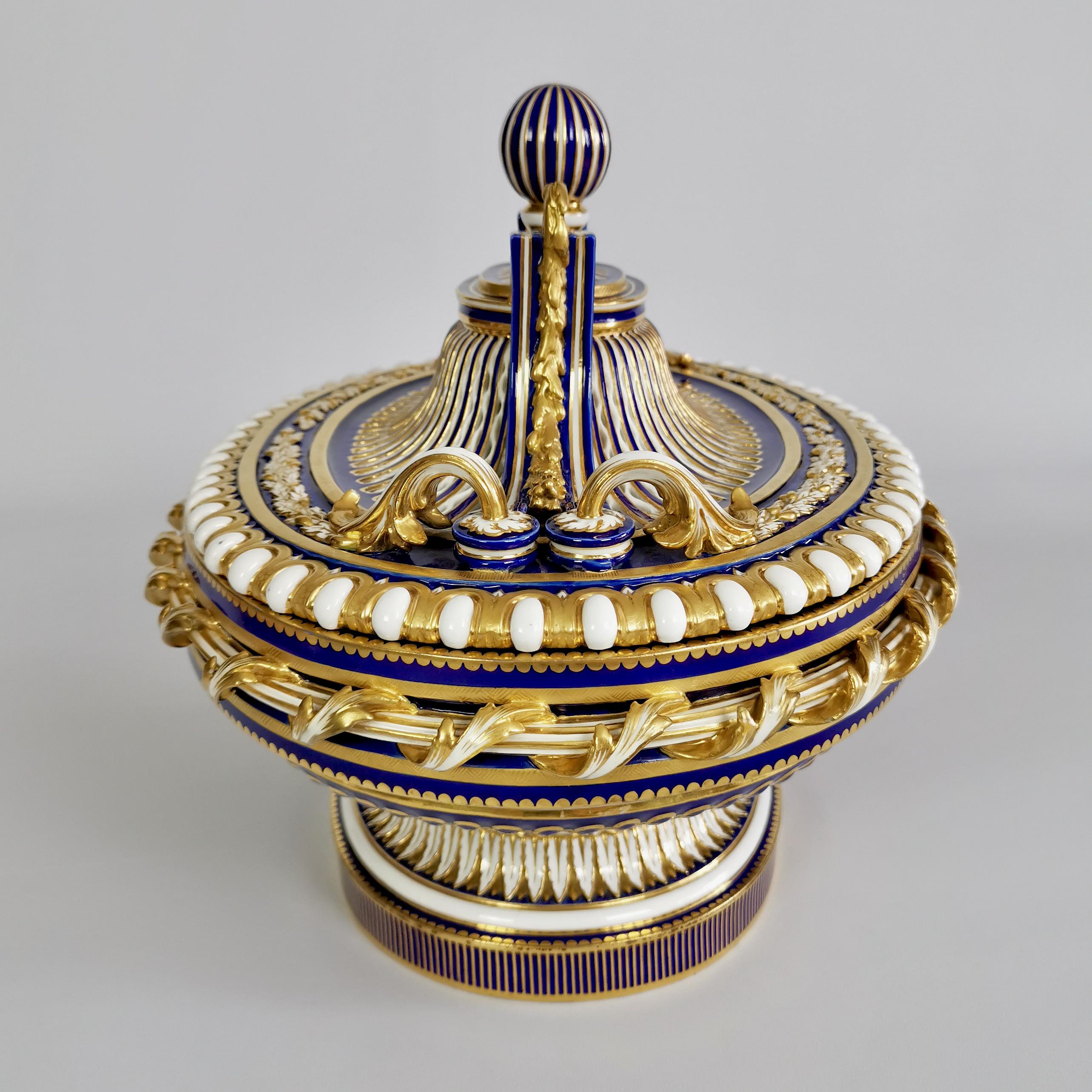 Minton-Porzellan-Mittelstück, Mazarine-blau mit Vergoldung, Svres-Stil, 1862-1870 im Zustand „Gut“ im Angebot in London, GB