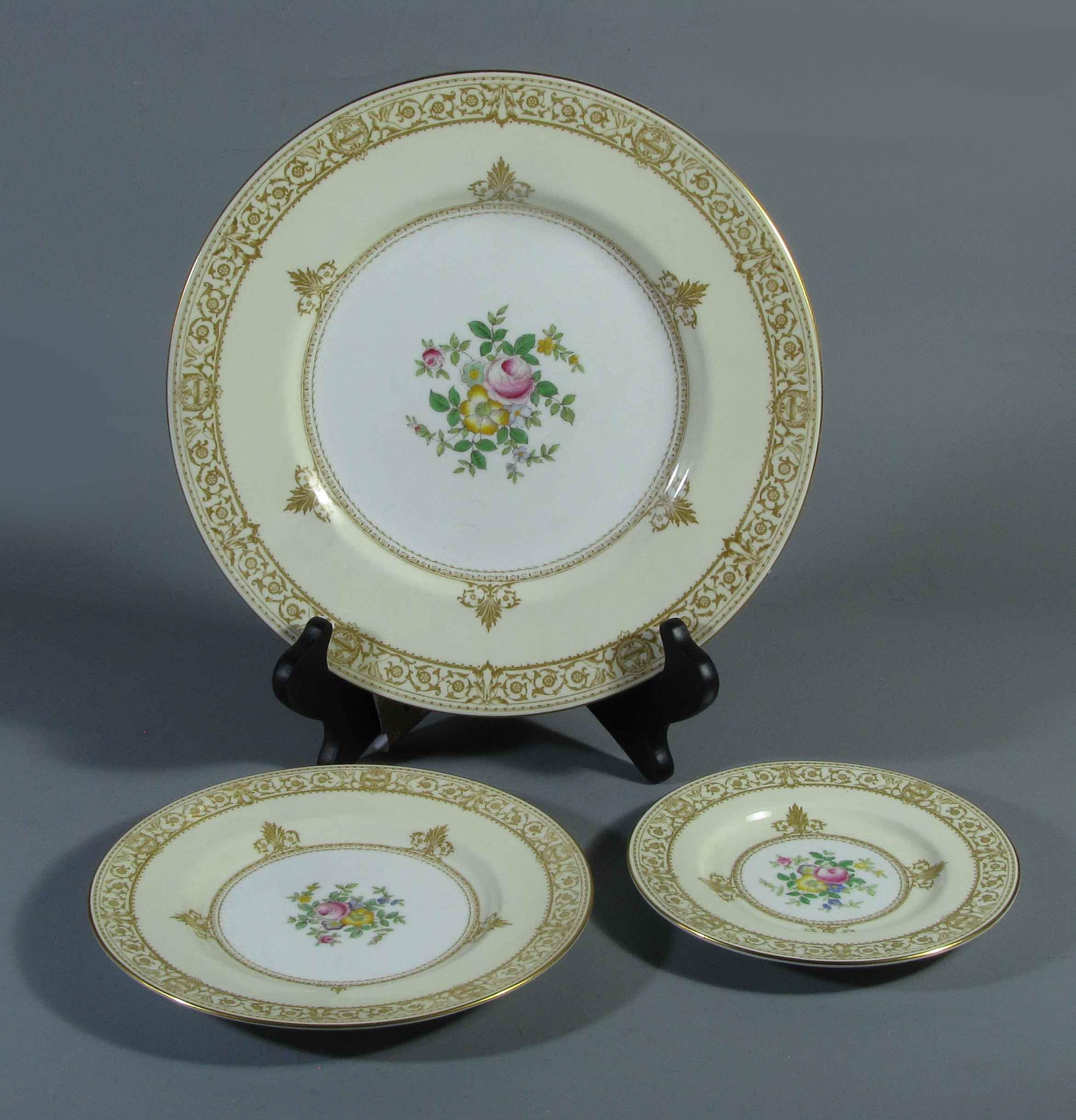 Style international Service de table en porcelaine de Minton à motif « rose anglaise », 20e siècle en vente