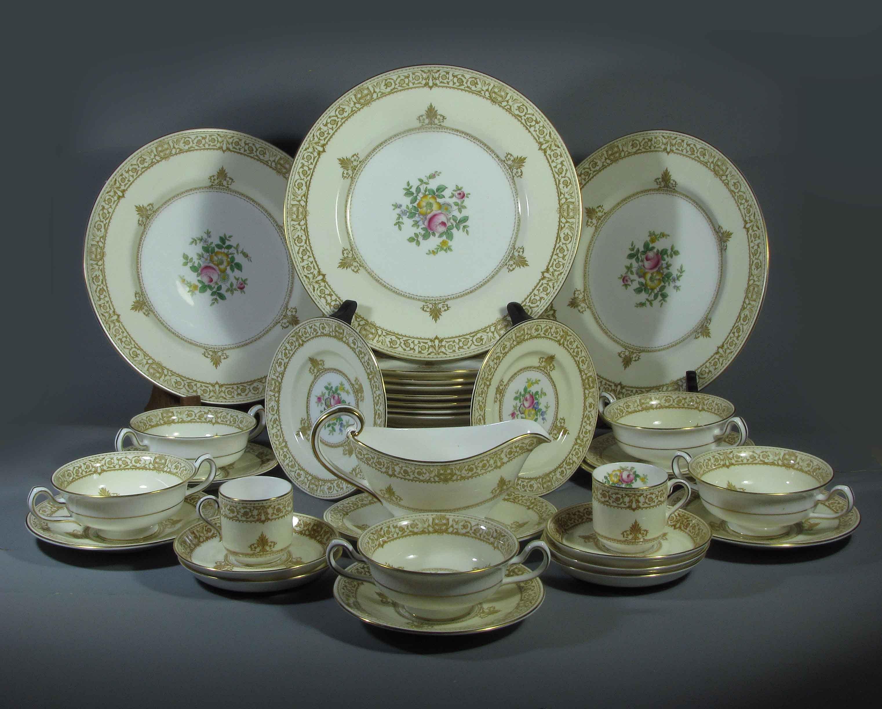 Anglais Service de table en porcelaine de Minton à motif « rose anglaise », 20e siècle en vente