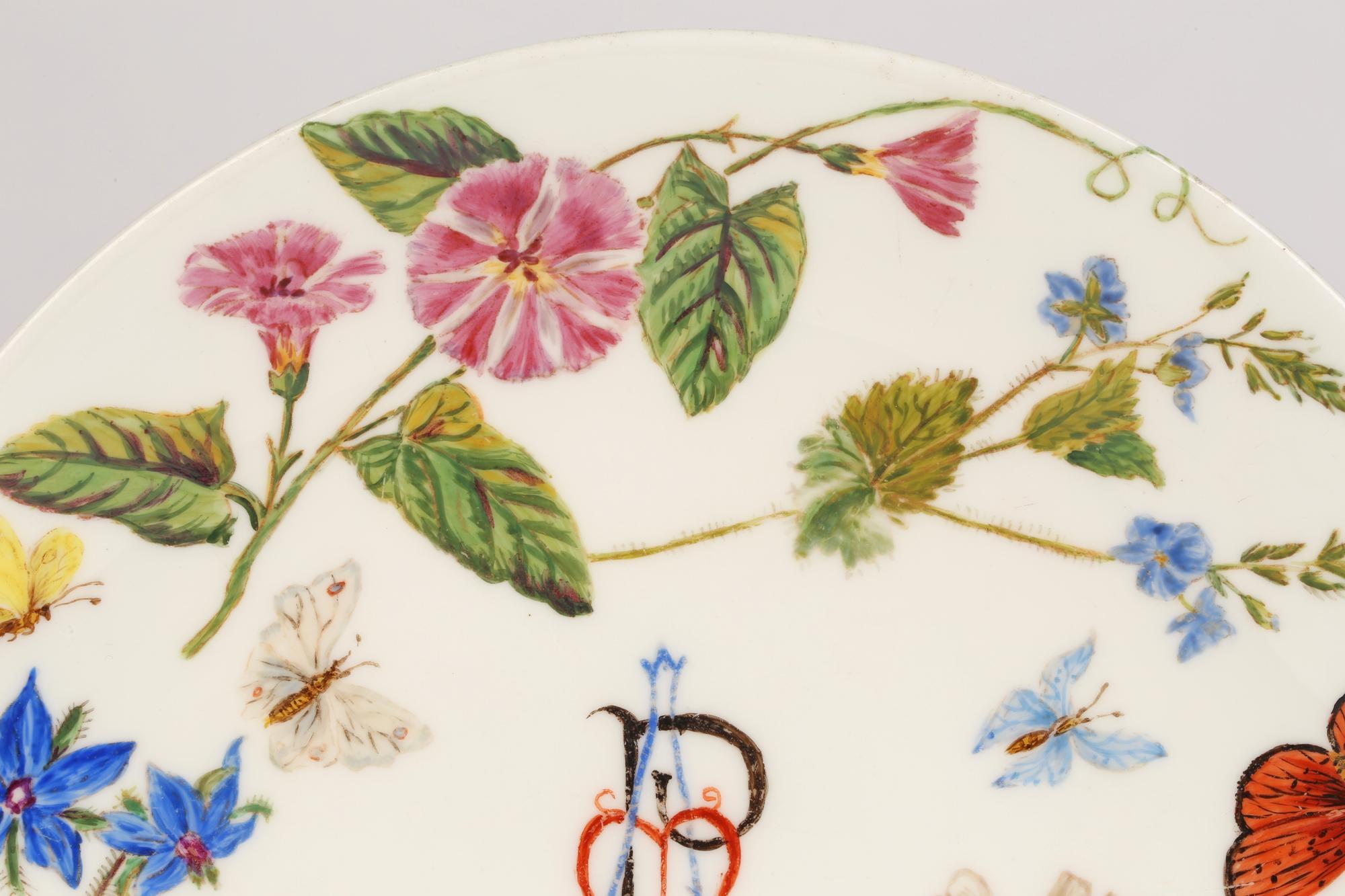Porcelaine Assiette de cabinet en porcelaine peinte à la main signée AMB, 1890, Minton en vente
