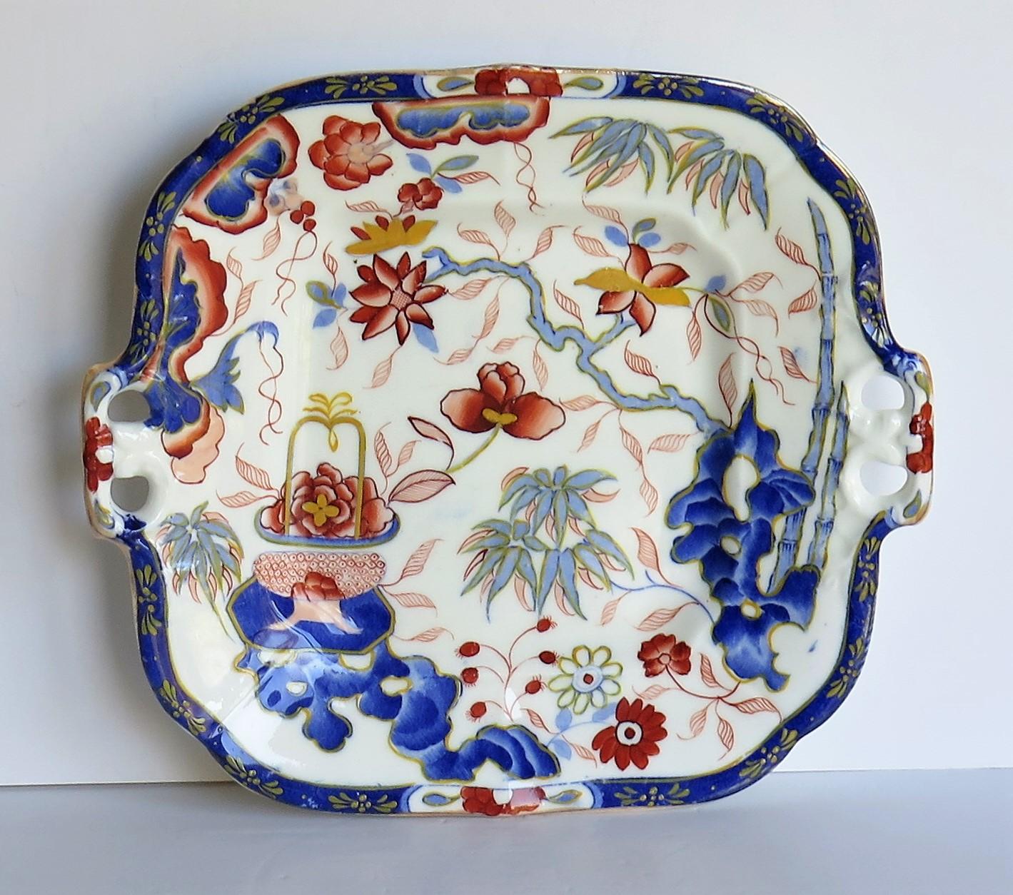 Hand-Painted Minton Porcelain Handled Dish or Plate in Imari Pattern 1052, English circa 1825