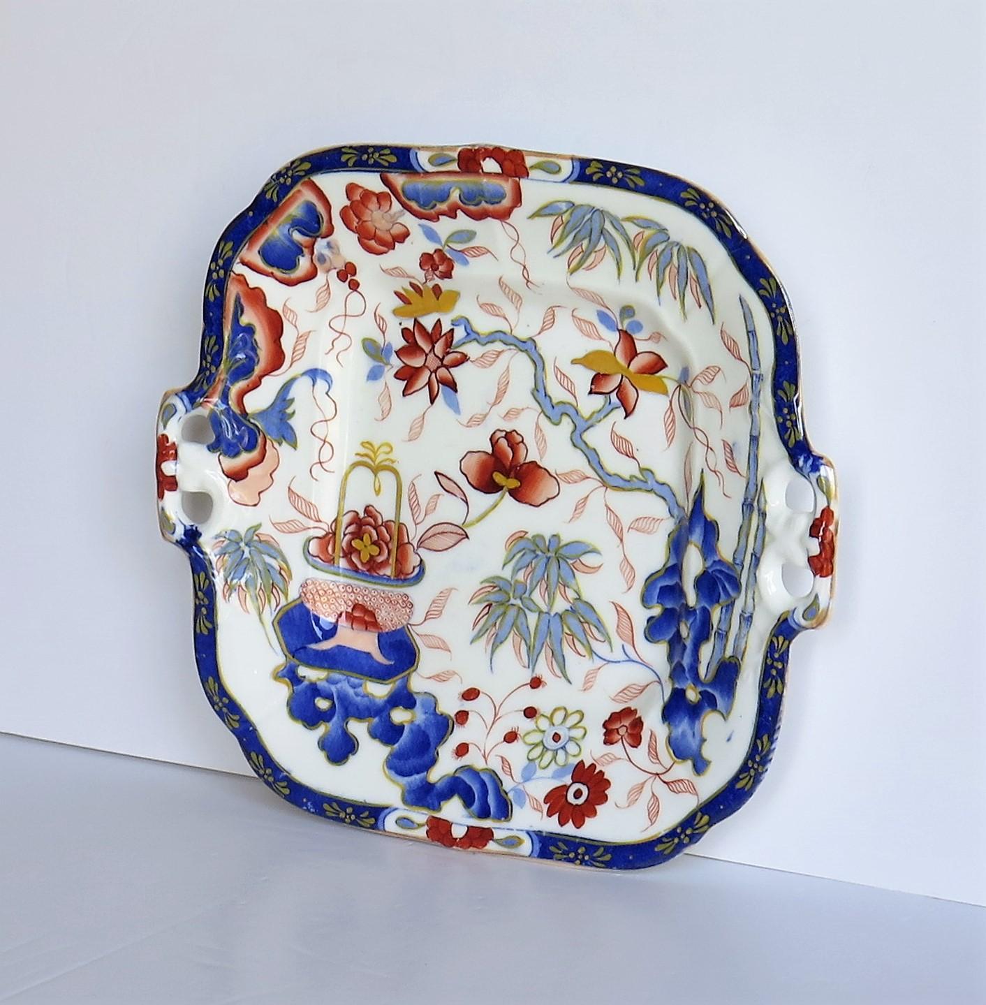 Minton Porcelain Handled Dish or Plate in Imari Pattern 1052, English circa 1825 In Good Condition In Lincoln, Lincolnshire