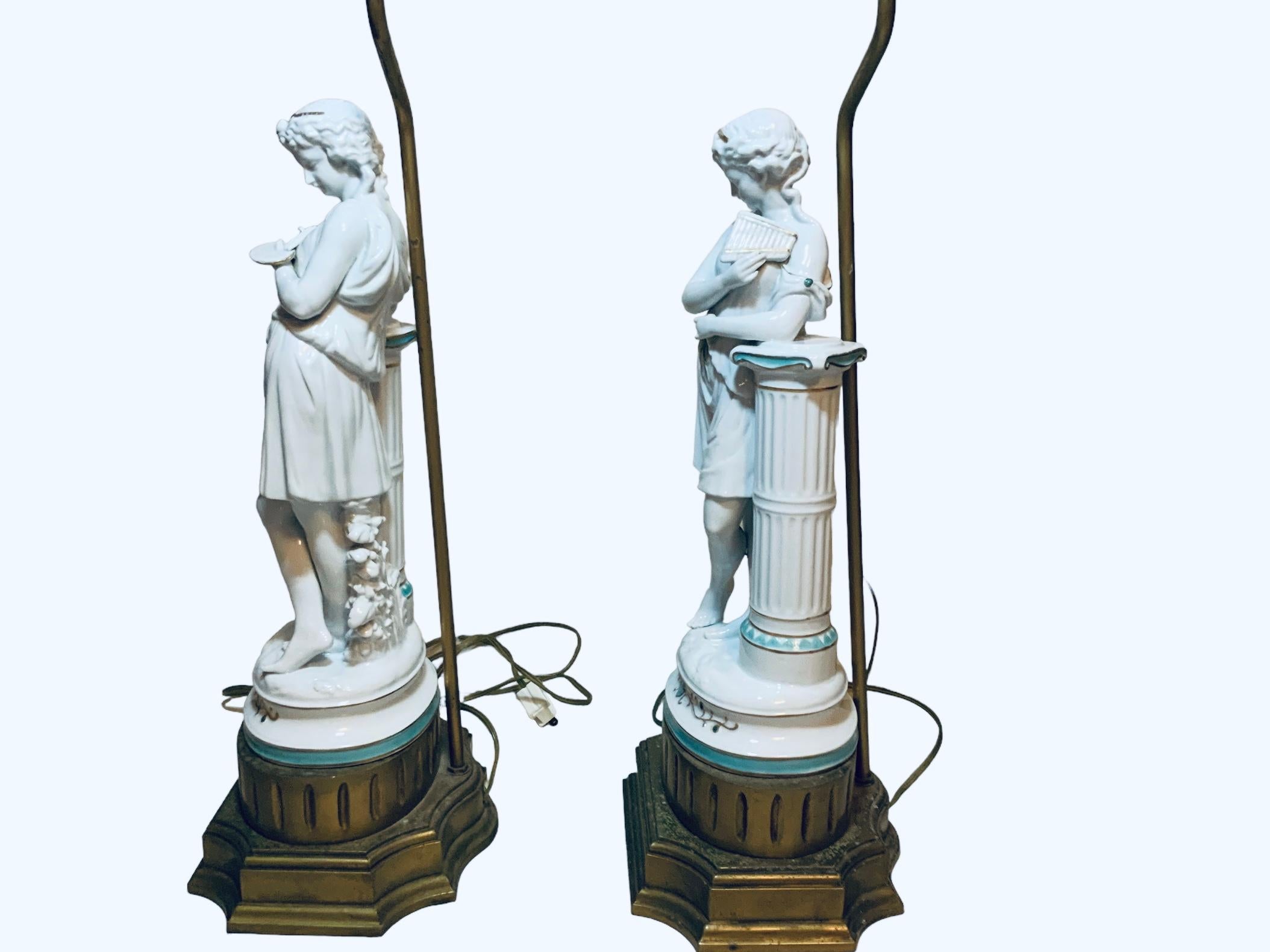 Paire de lampes de bureau en porcelaine de Minton avec sculptures de figures grecques et romaines en vente 3