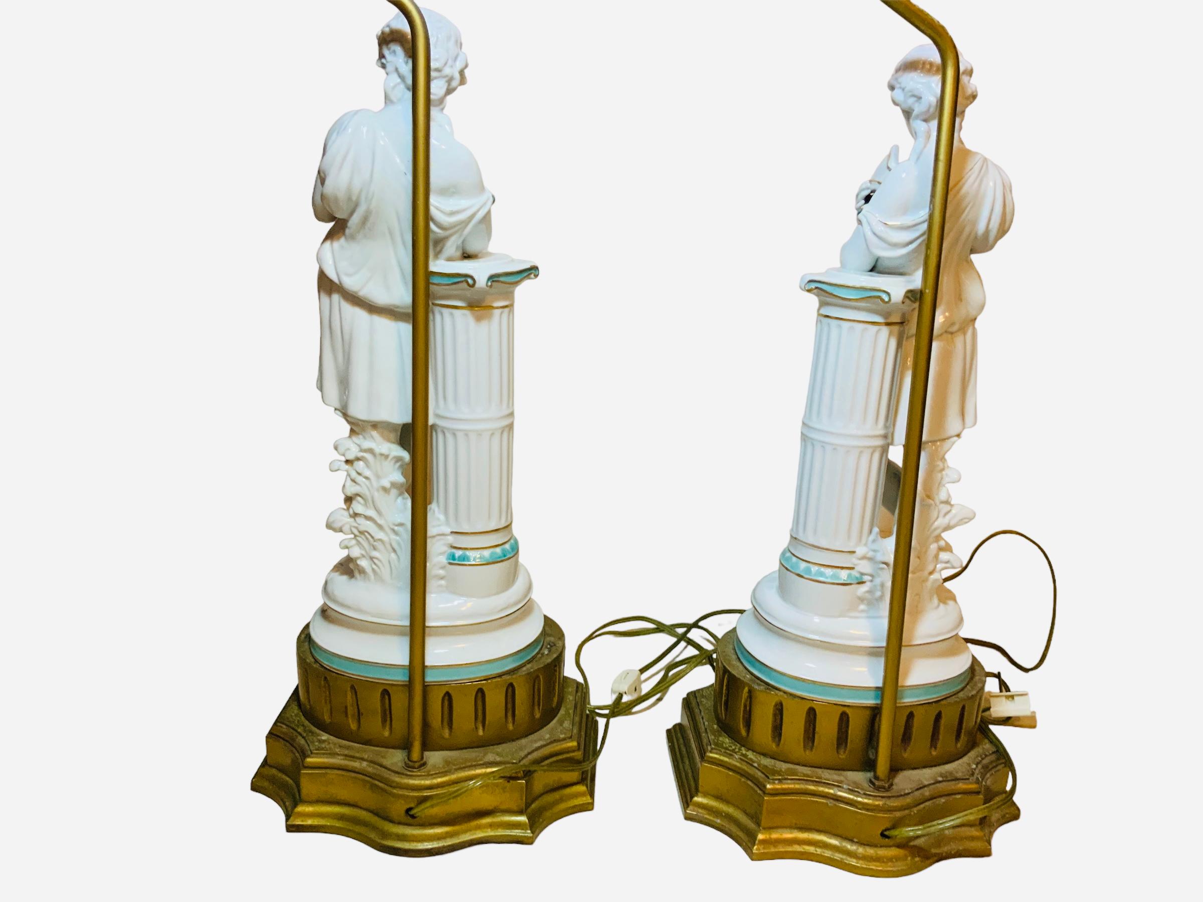 Paire de lampes de bureau en porcelaine de Minton avec sculptures de figures grecques et romaines en vente 5