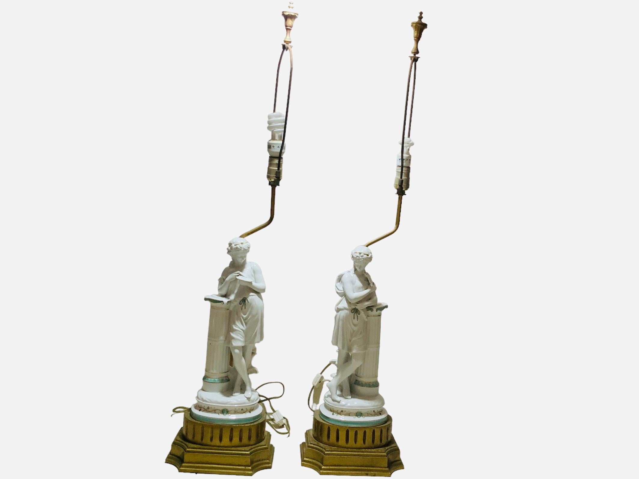 Paire de lampes de bureau en porcelaine de Minton avec sculptures de figures grecques et romaines en vente 8