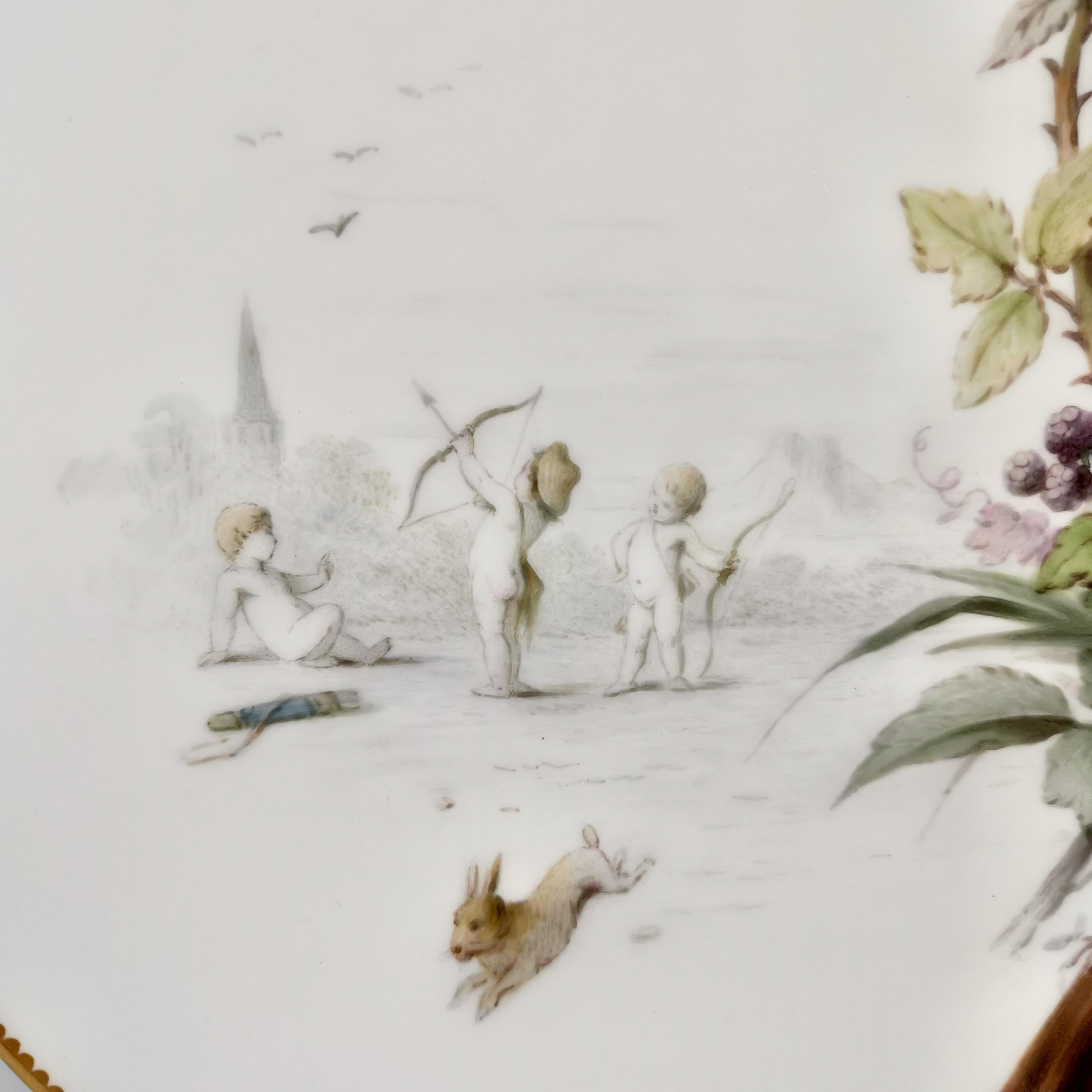 Il s'agit d'une très charmante assiette fabriquée par Minton vers 1885 et peinte par le célèbre artiste porcelainier Antonin Boullemier. L'assiette représente trois putti qui tirent sur des oiseaux, tandis qu'un lapin traverse le champ au premier