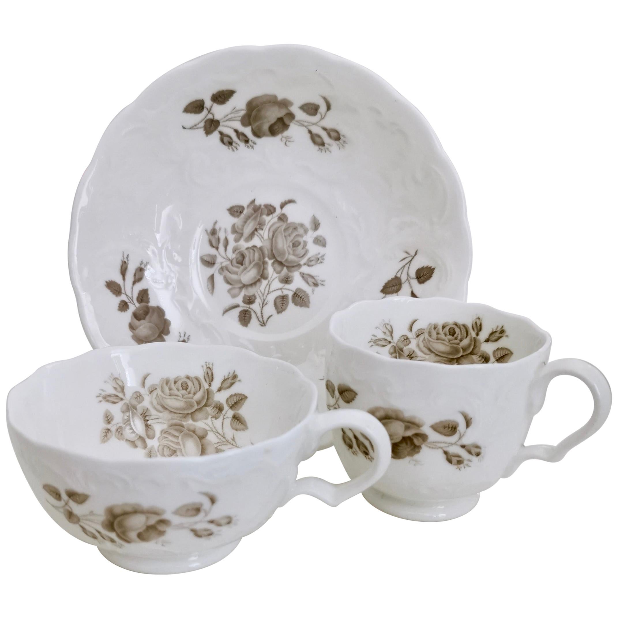 Trio de tasses à thé en porcelaine de Minton:: blanc gaufré de Bath avec roses sépia:: Régence 1830