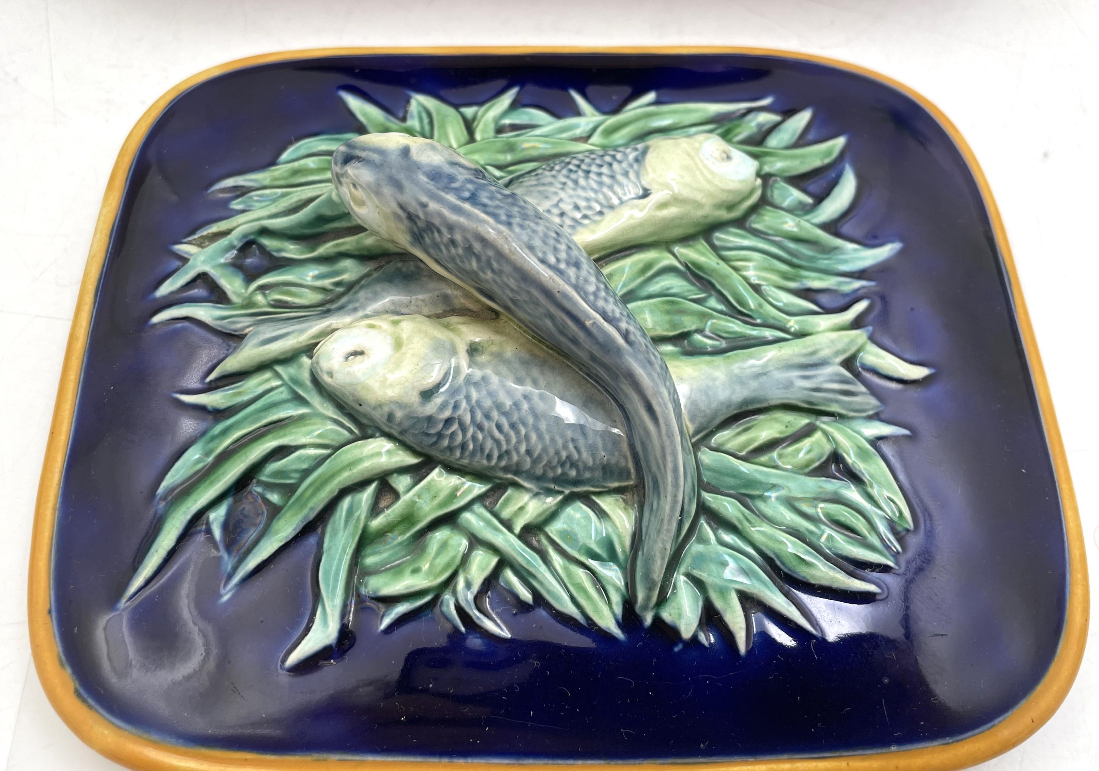 Boîte à sardines en majolique de Minton avec motifs de poissons en relief, de la fin du XIXe siècle (époque victorienne). Il mesure 9'' de profondeur par 7 1/2'' de largeur par 4'' de hauteur (le récipient mesure 4 1/2'' par 5 1/2'') et porte les