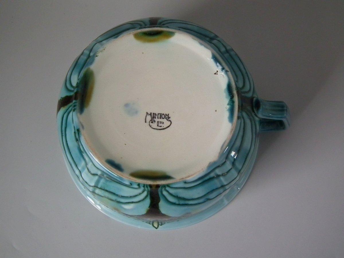 Pot de chambre sécessionniste de Minton. Décorée de motifs dans le style Art nouveau. Émaillé en turquoise, ocre, brun et bleu. Doublure verte du tube. Marques de fabrique sur le dessous, dont l'impression 