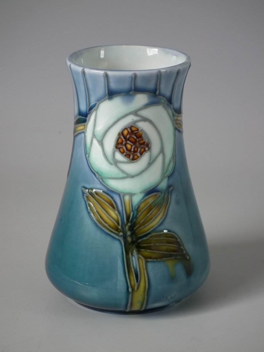 Minton Secessionist No.19 Vase In Good Condition In Chelmsford, Essex