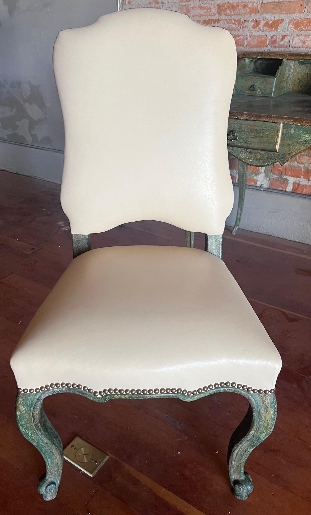 Minton-Spidell Bureau personnalisé et chaise en cuir en vente 4