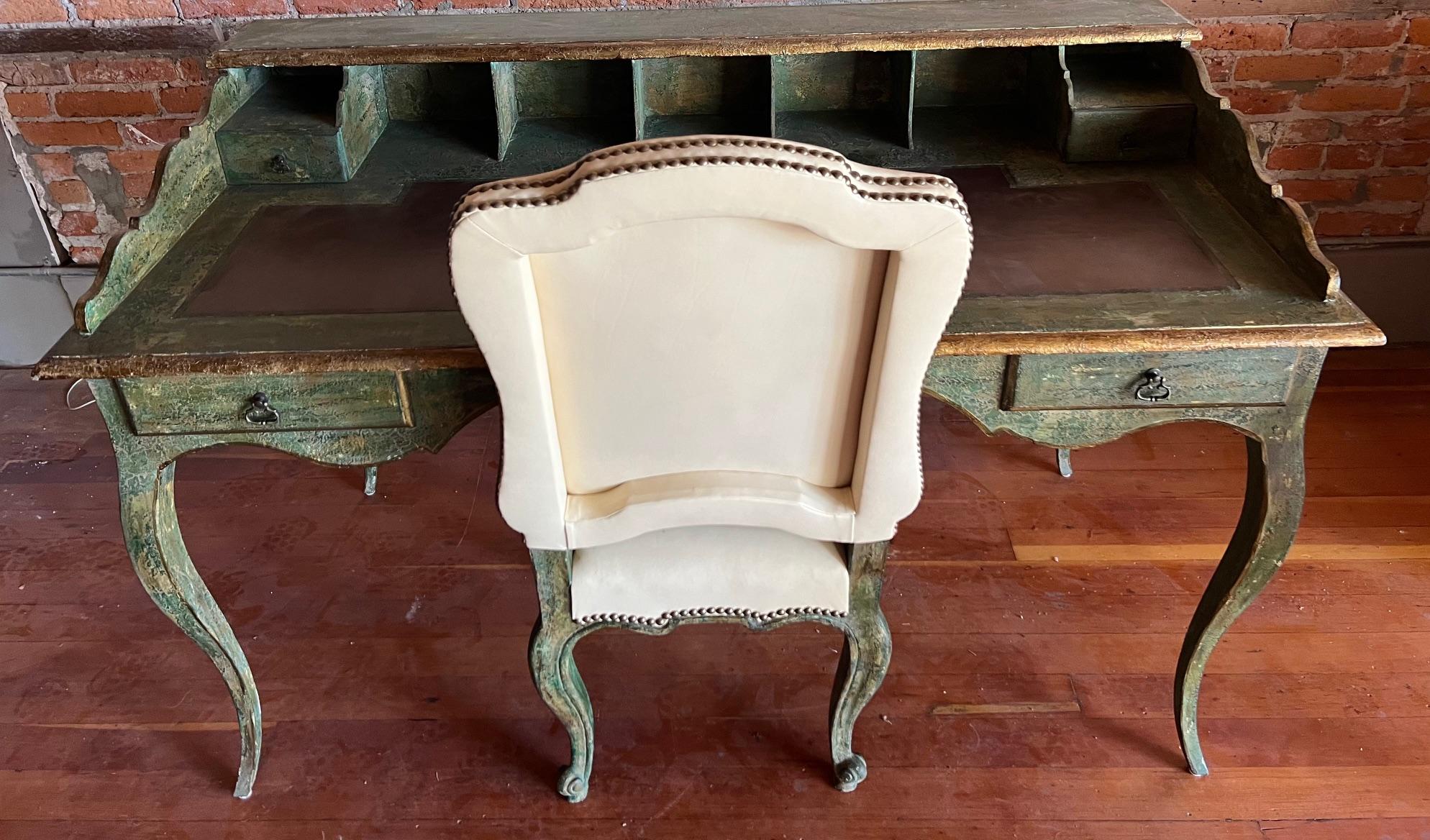 Louis XV Minton-Spidell Bureau personnalisé et chaise en cuir en vente