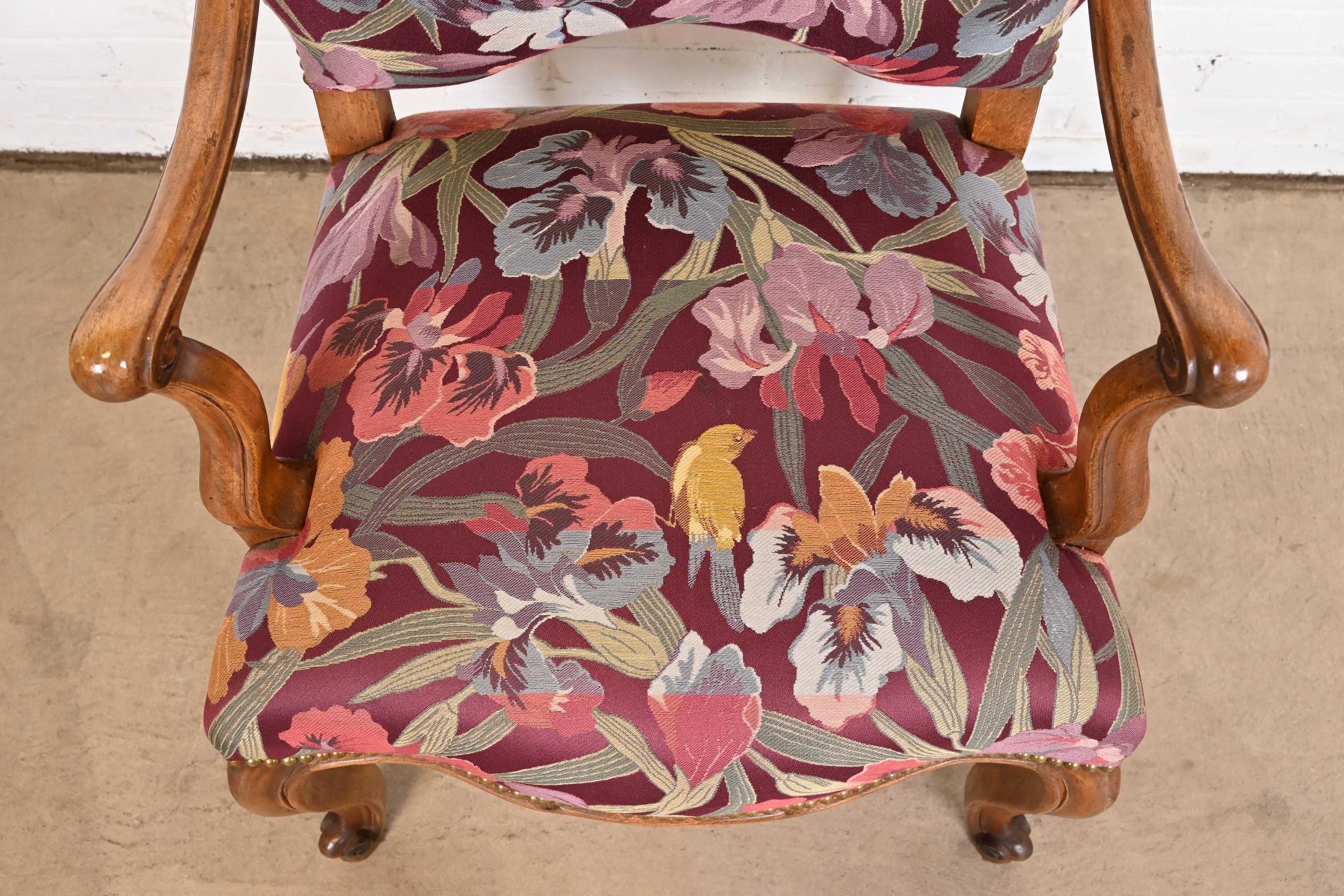 Minton Spidell - Poltrone da pranzo in legno di noce in stile Luigi XV, set di sei sedie in vendita 5