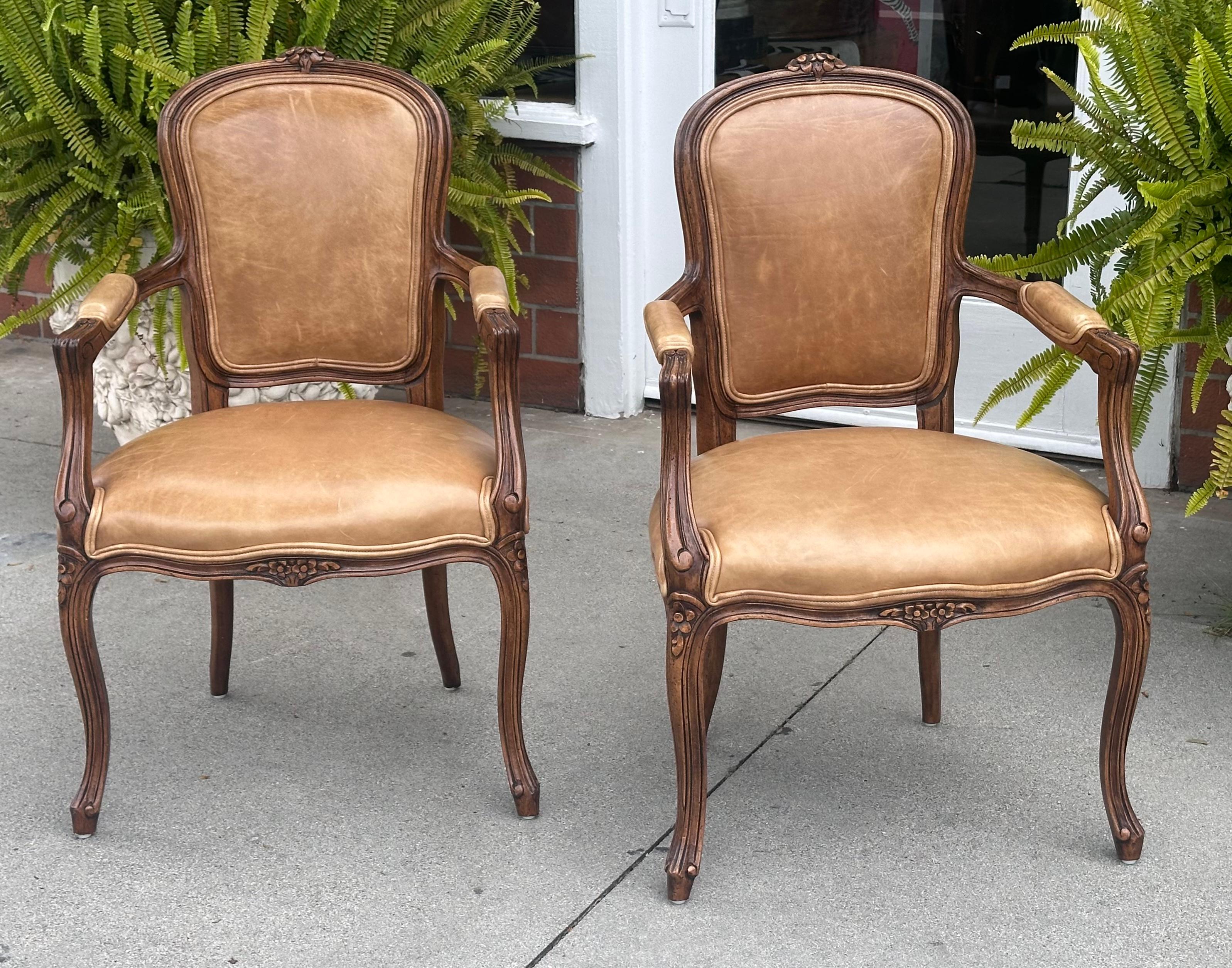 Paire de chaises à accoudoirs en acajou et cuir de style provincial français de Minton-Spidell
