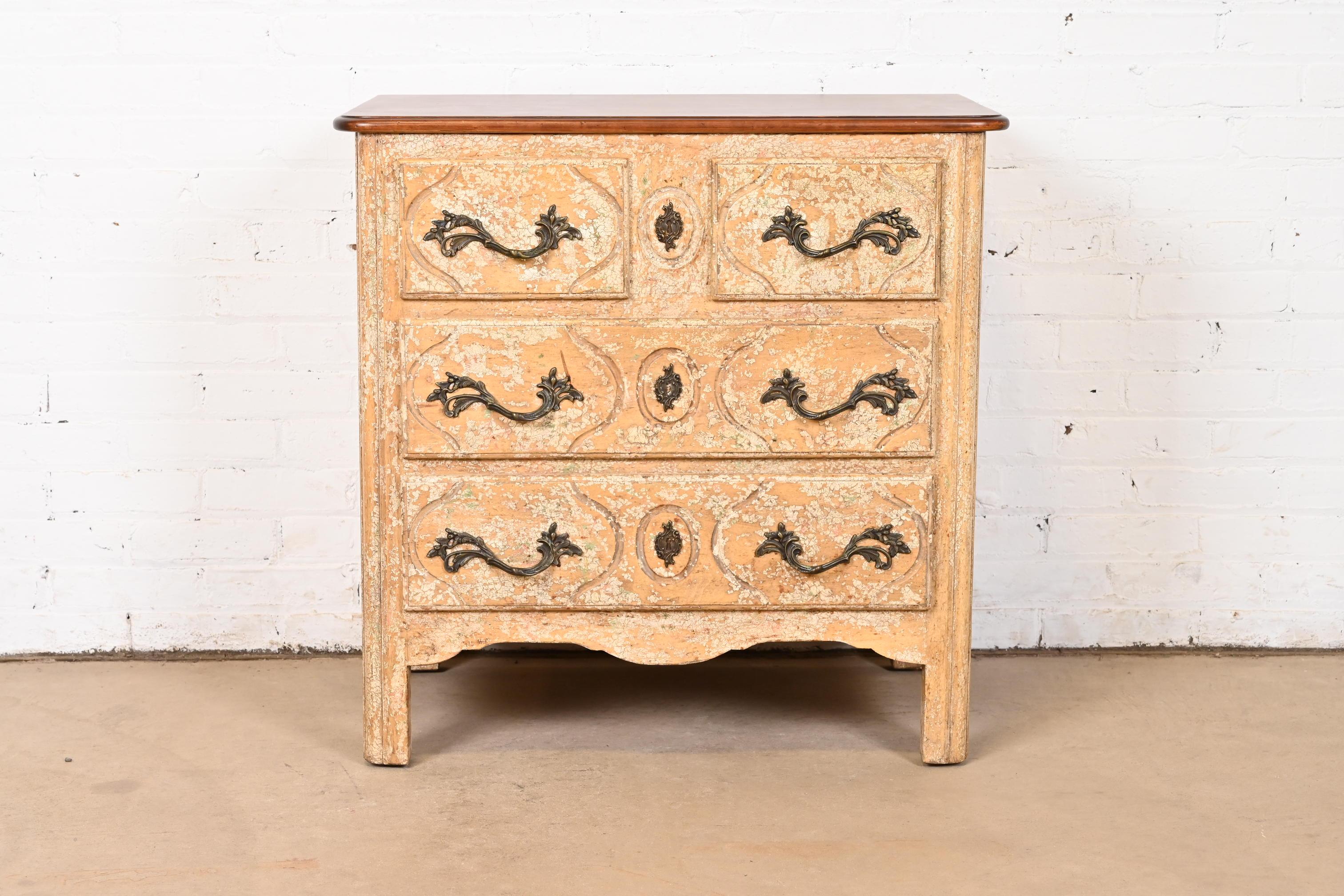 Un eccezionale comodino o cassettiera a tre cassetti in stile French Country o French Provincial Louis XV

Di Minton Spidell

Stati Uniti, fine del XX secolo

Cassa laccata color crema, con top in acero e hardware originale in ottone.

Misure: 31 