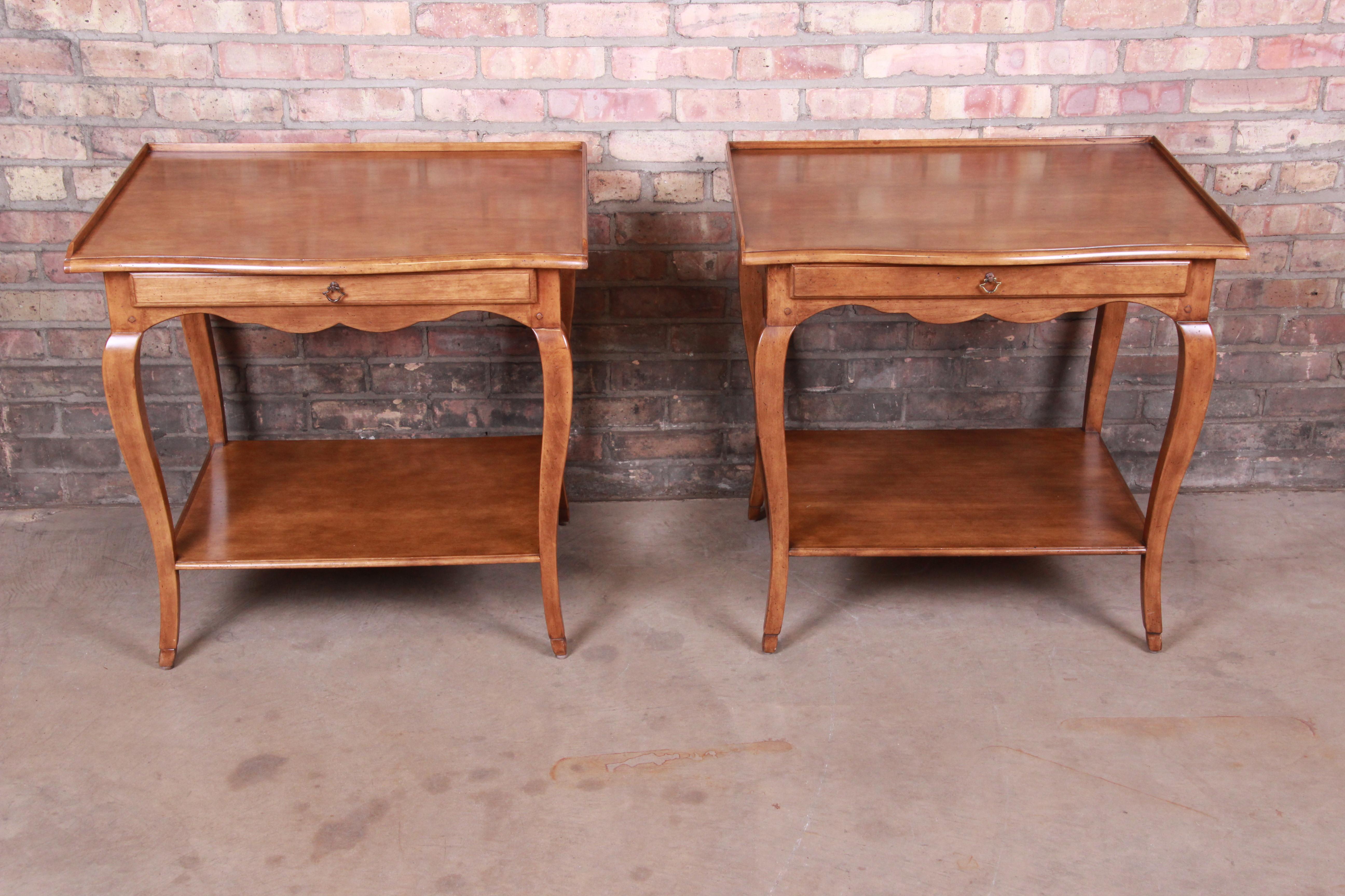 A gorgeous pair of French Provincial Louis XV style maple nightstands or end tables

By Minton-Spidell of Los Angeles

USA, 20th century

Measures: 28.13