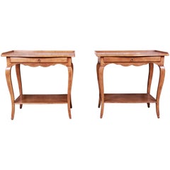 Paire de tables de nuit provinciales françaises Louis XV en érable:: Minton-Spidell