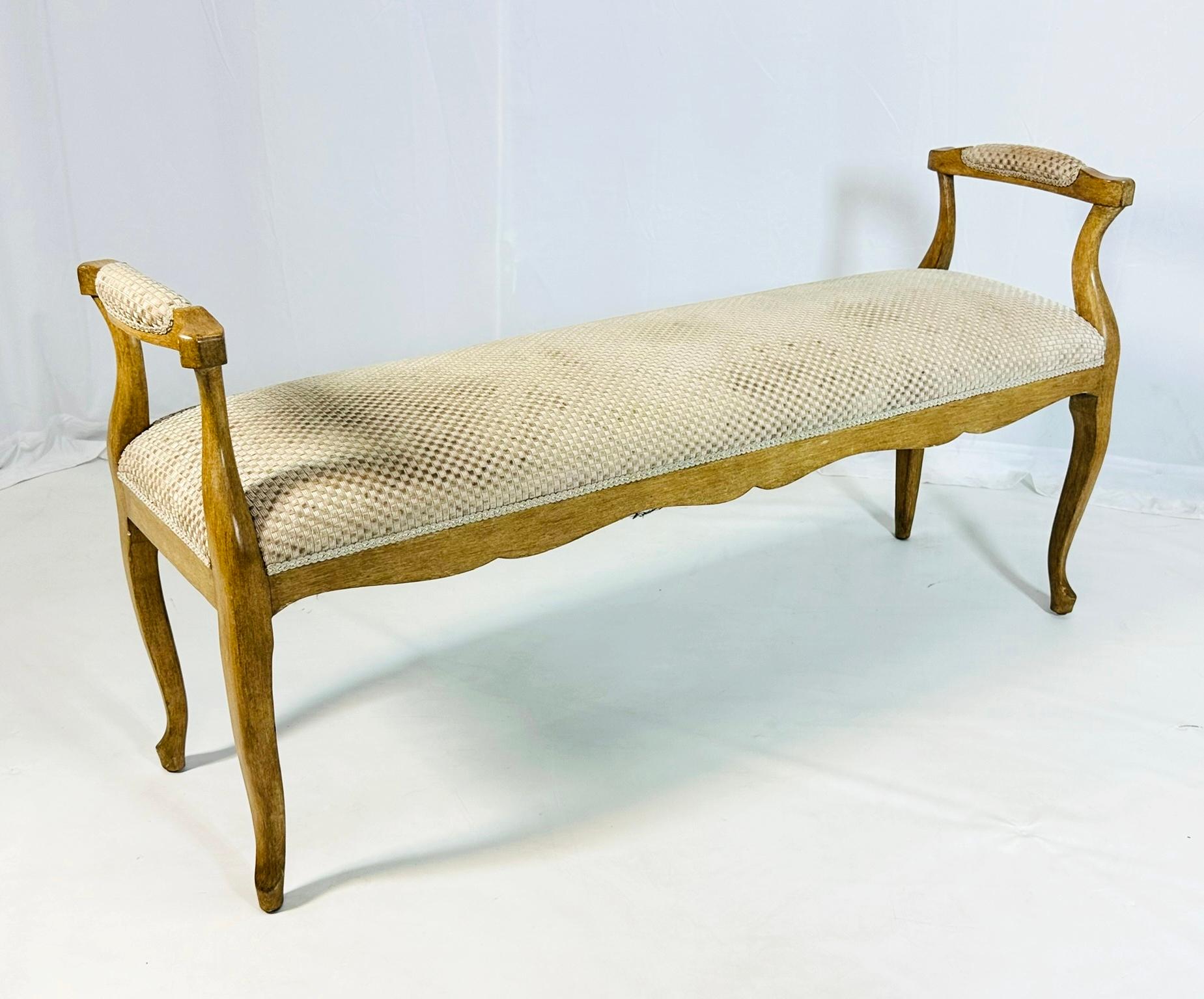 A gorgeous French Provincial style upholstered window bench or bed bench designed and manufactured in Los Angeles, California by Minton - Spidell during the 20th century.

The bench has a maple frame and cabriole legs, with an ivory upholstery.

The